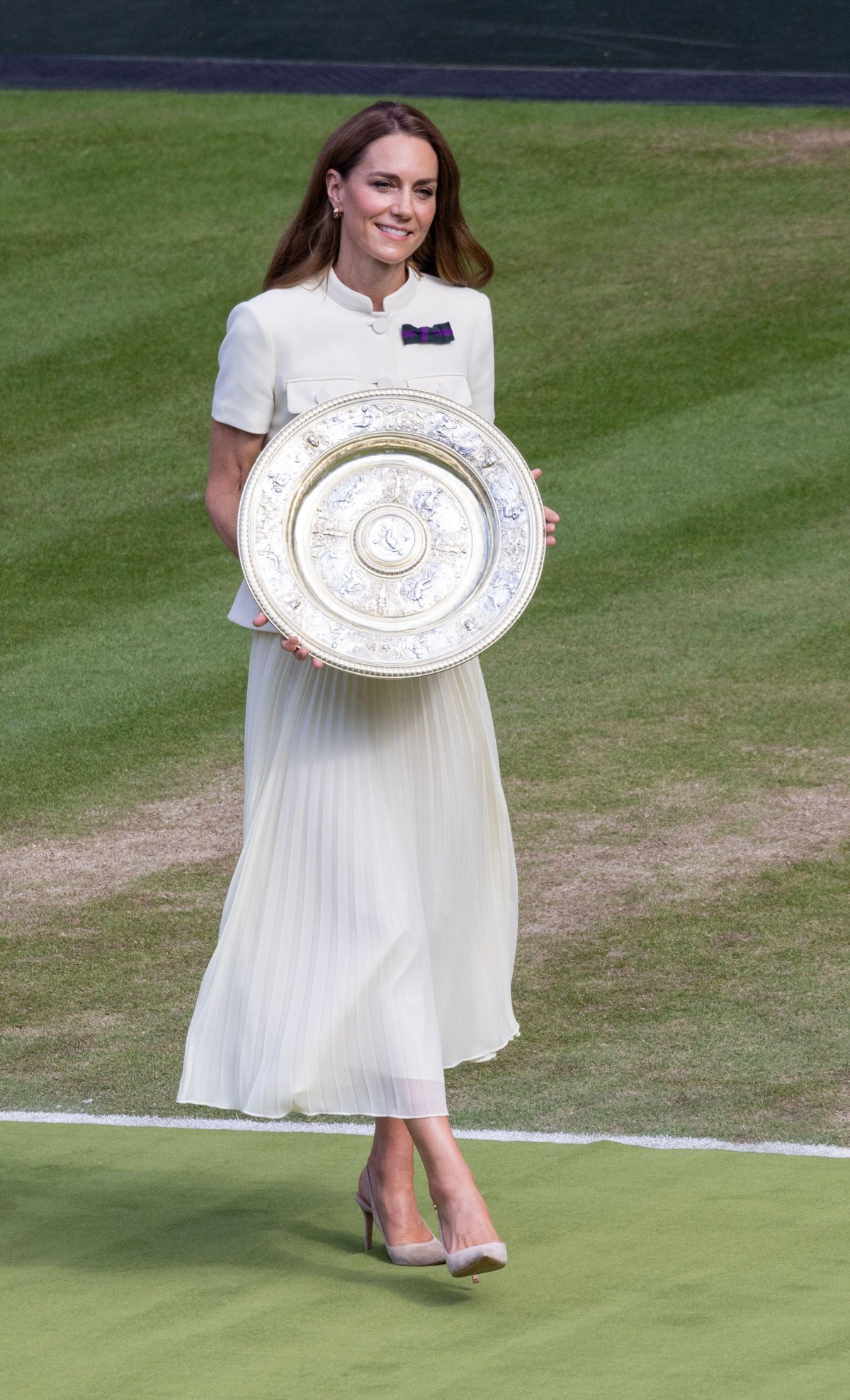The Princess of Wales presents the Ladies' Singles Trophy to Iga Swiatek at Wimbledon on July 12, 2025 (Gavin Rodgers/Alamy)