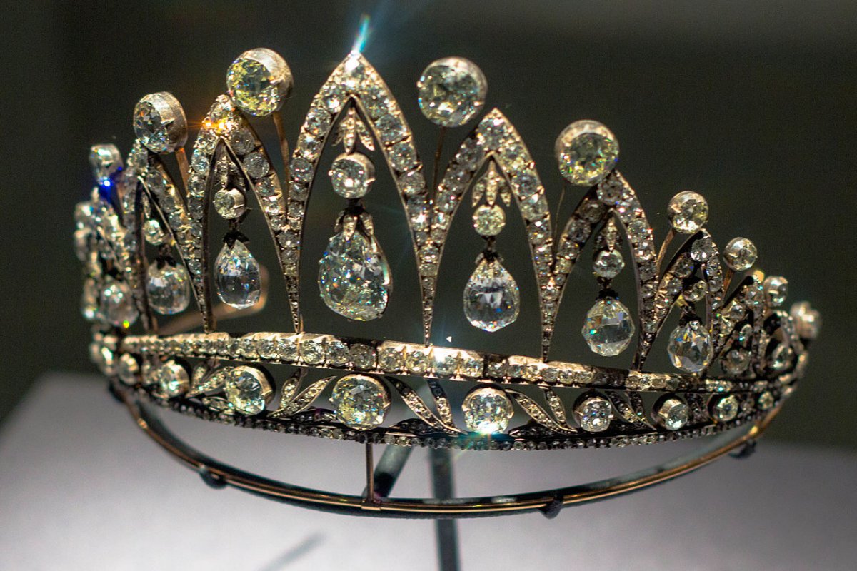 The Leuchtenberg Fabergé Tiara, on display at the Houston Museum of Natural Science, 2013 (Wikimedia Commons)