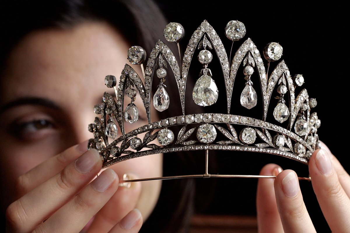 An employee of Christie's action house displays a rare antique diamond tiara by Fabergé during a press preview in Geneva on May 11, 2007 (FABRICE COFFRINI/AFP via Getty Images)