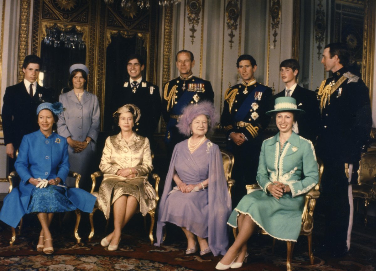 The Queen Mother poses for a portrait in the White Drawing Room at Buckingham Palace with her children and grandchildren to mark her upcoming 80th birthday on July 15, 1980 (PA Images/Alamy)