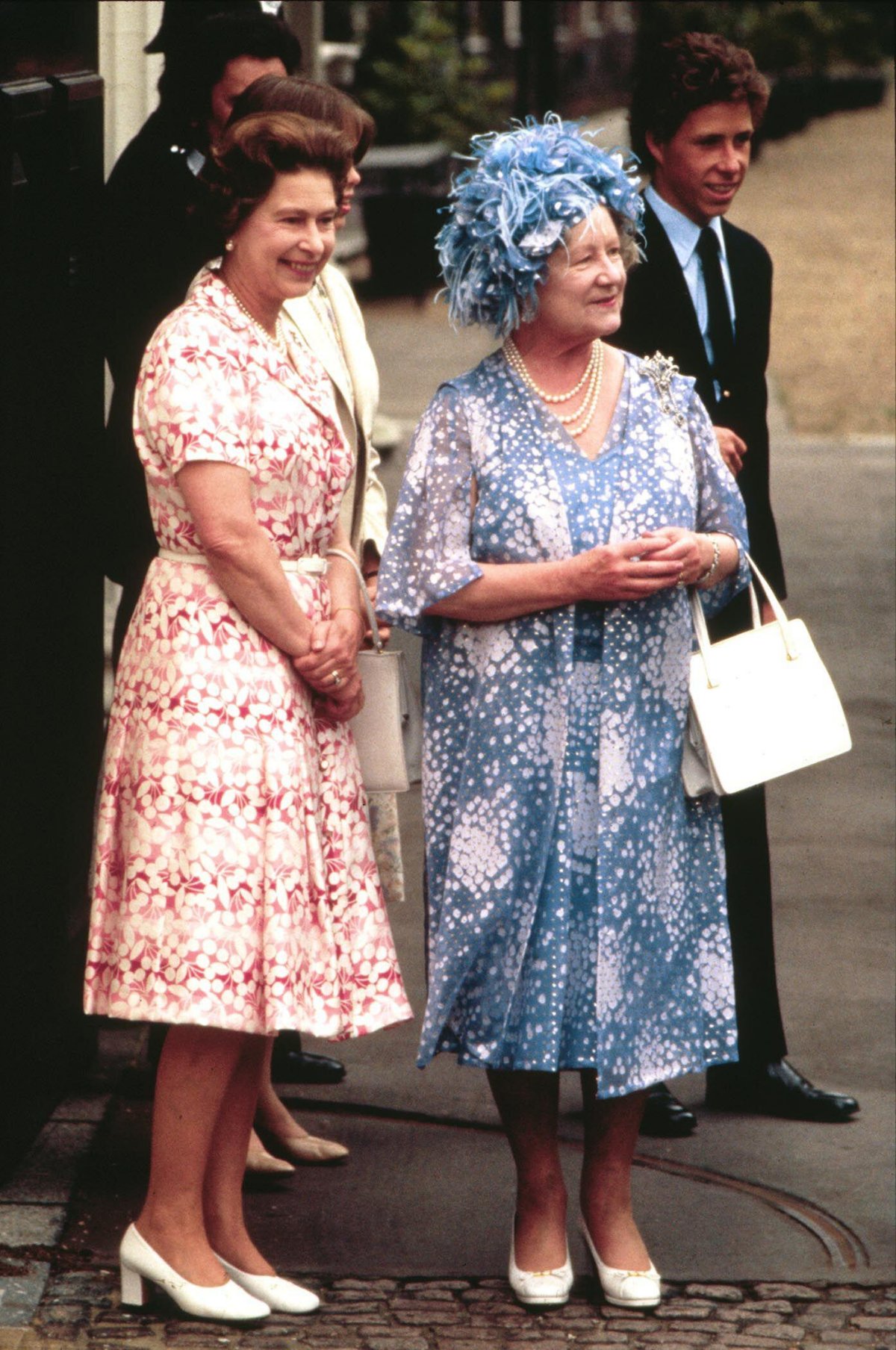 The Queen Mother, with Queen Elizabeth II, Lady Sarah Armstrong-Jones, and Viscount Linley, greets well-wishers on her 80th birthday outside Clarence House in London on August 4, 1980 (Anwar Hussein/Alamy)