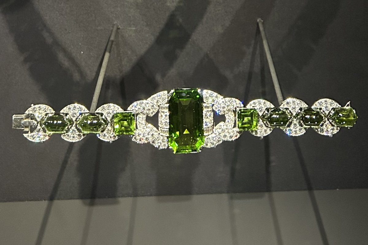 Edith Chester Beatty's diamond and peridot bracelet is displayed as part of the Cartier exhibition at the Victoria & Albert Museum in London, April 2025 (© Lauren Kiehna)