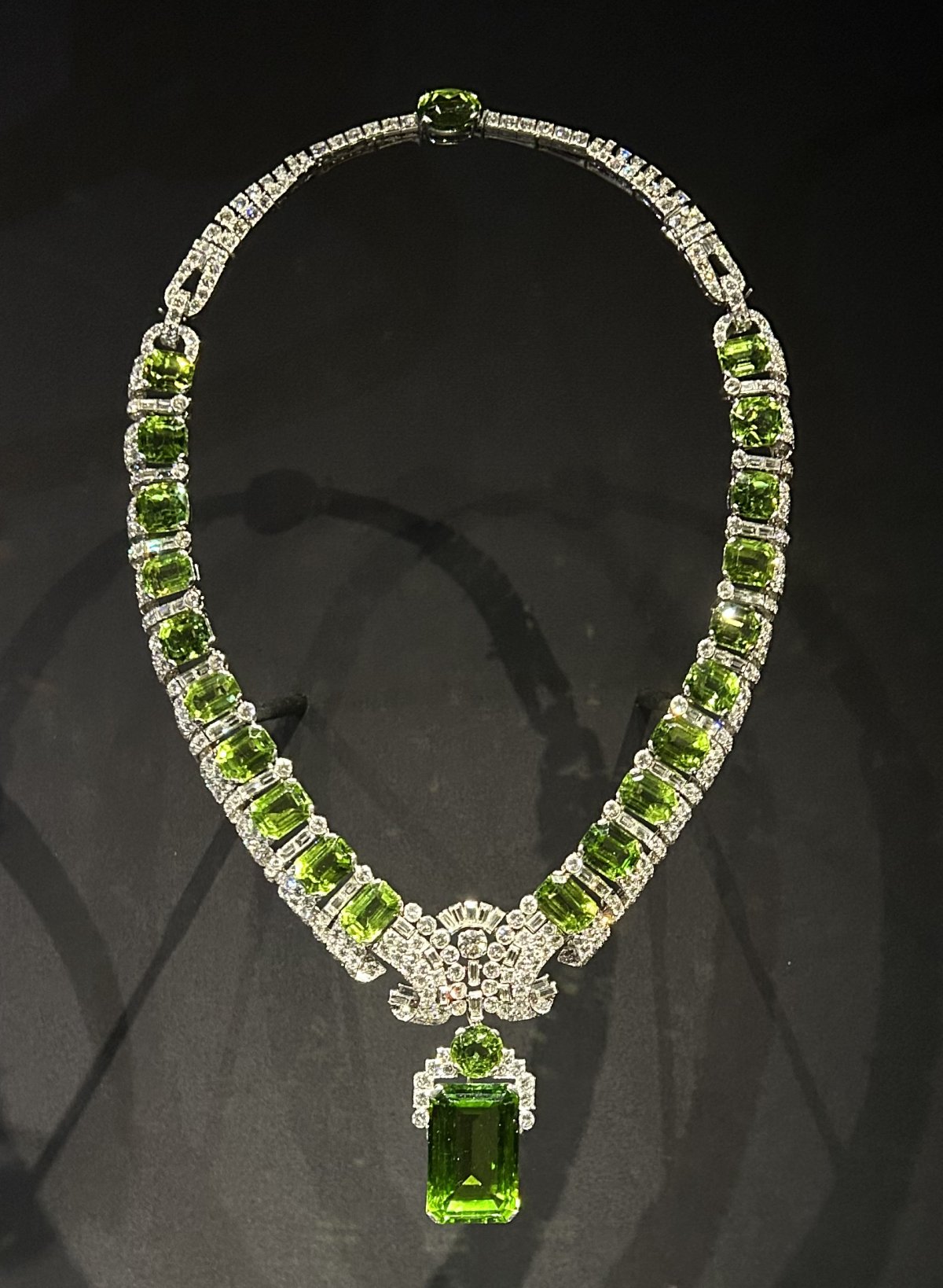 Edith Chester Beatty's diamond and peridot necklace is displayed as part of the Cartier exhibition at the Victoria & Albert Museum in London, April 2025 (© Lauren Kiehna)