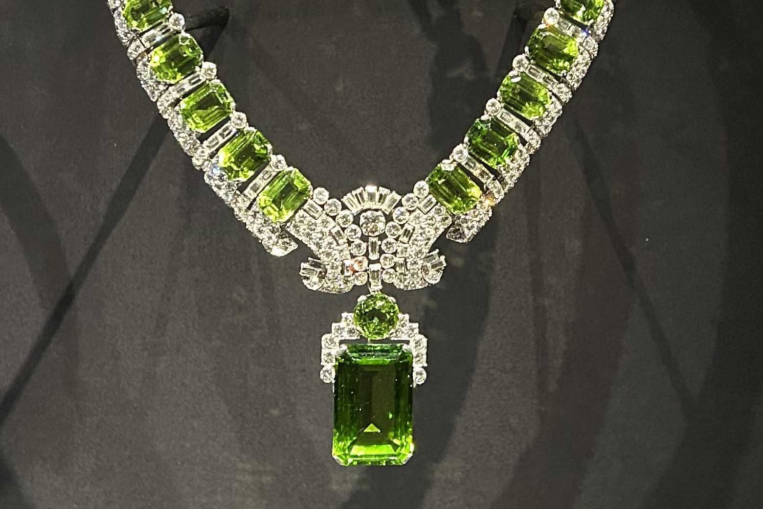 Edith Chester Beatty's diamond and peridot necklace is displayed as part of the Cartier exhibition at the Victoria & Albert Museum in London, April 2025 (© Lauren Kiehna)
