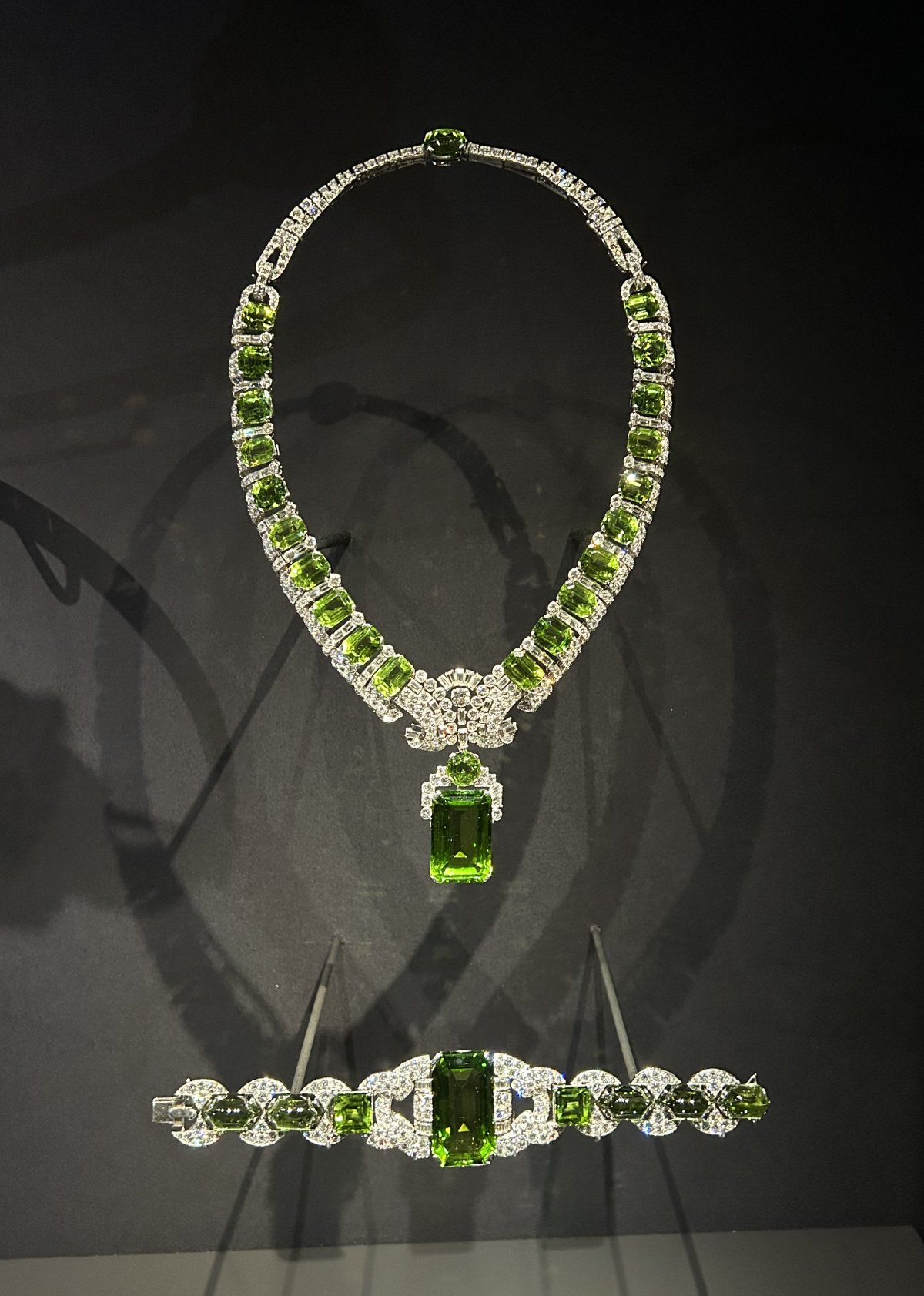 Edith Chester Beatty's diamond and peridot jewels are displayed as part of the Cartier exhibition at the Victoria & Albert Museum in London, April 2025 (© Lauren Kiehna)