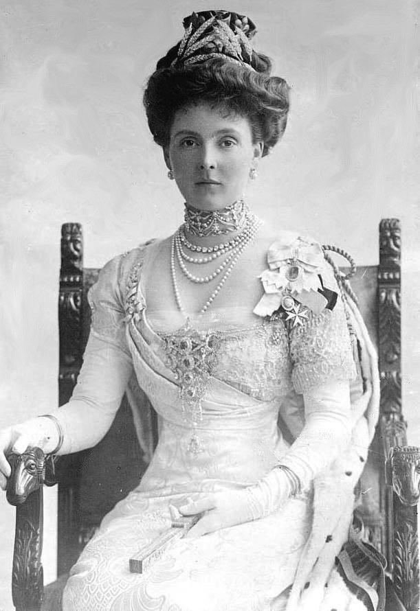 Princess Alexander of Teck in her coronation ensemble, June 1911 (Grand Ladies Site)