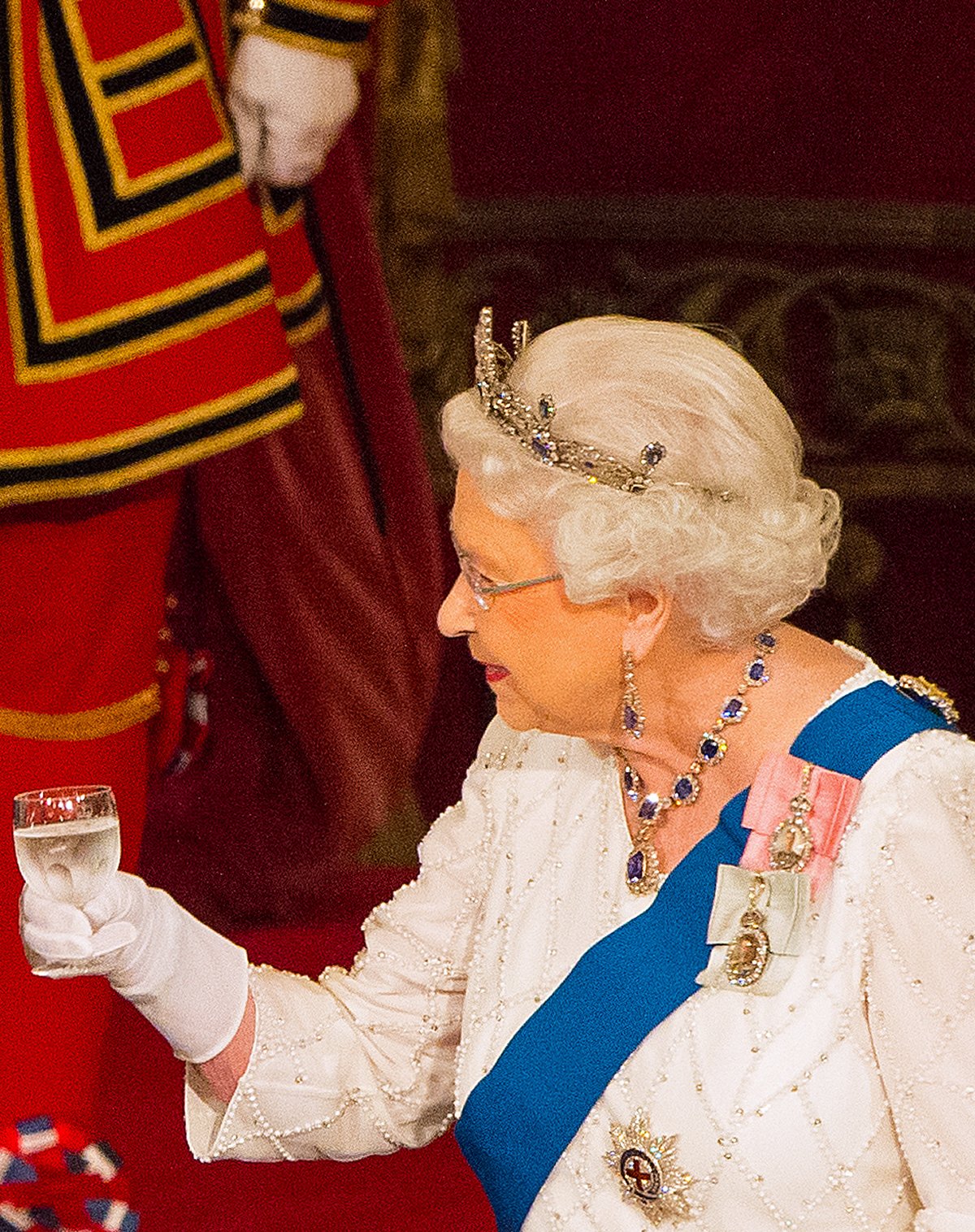 Queen Elizabeth II toasts during the Chinese state banquet at Buckingham Palace in London on October 20, 2015 (DOMINIC LIPINSKI/POOL/AFP via Getty Images)