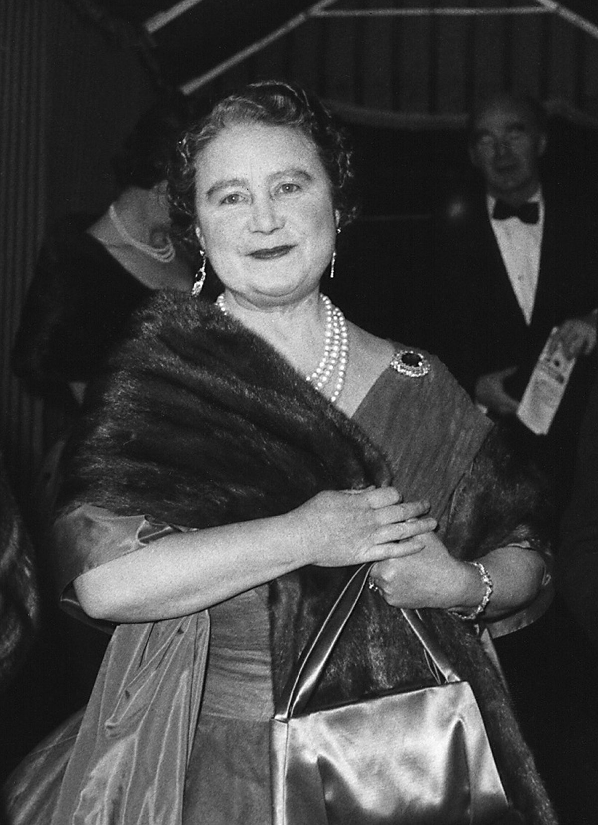 The Queen Mother attends a play at the Theatre Royal in Windsor, February 1962 (AFP via Getty Images)