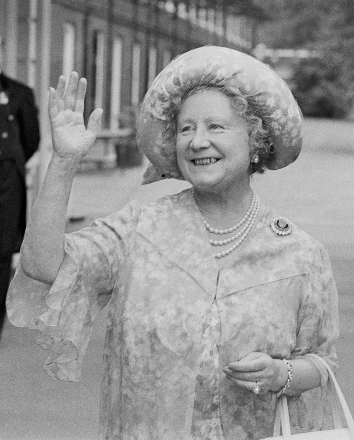 The Queen Mother waves to well-wishers outside Clarence House in London on her 78th birthday, August 1978 (Evening Standard/Getty Images)