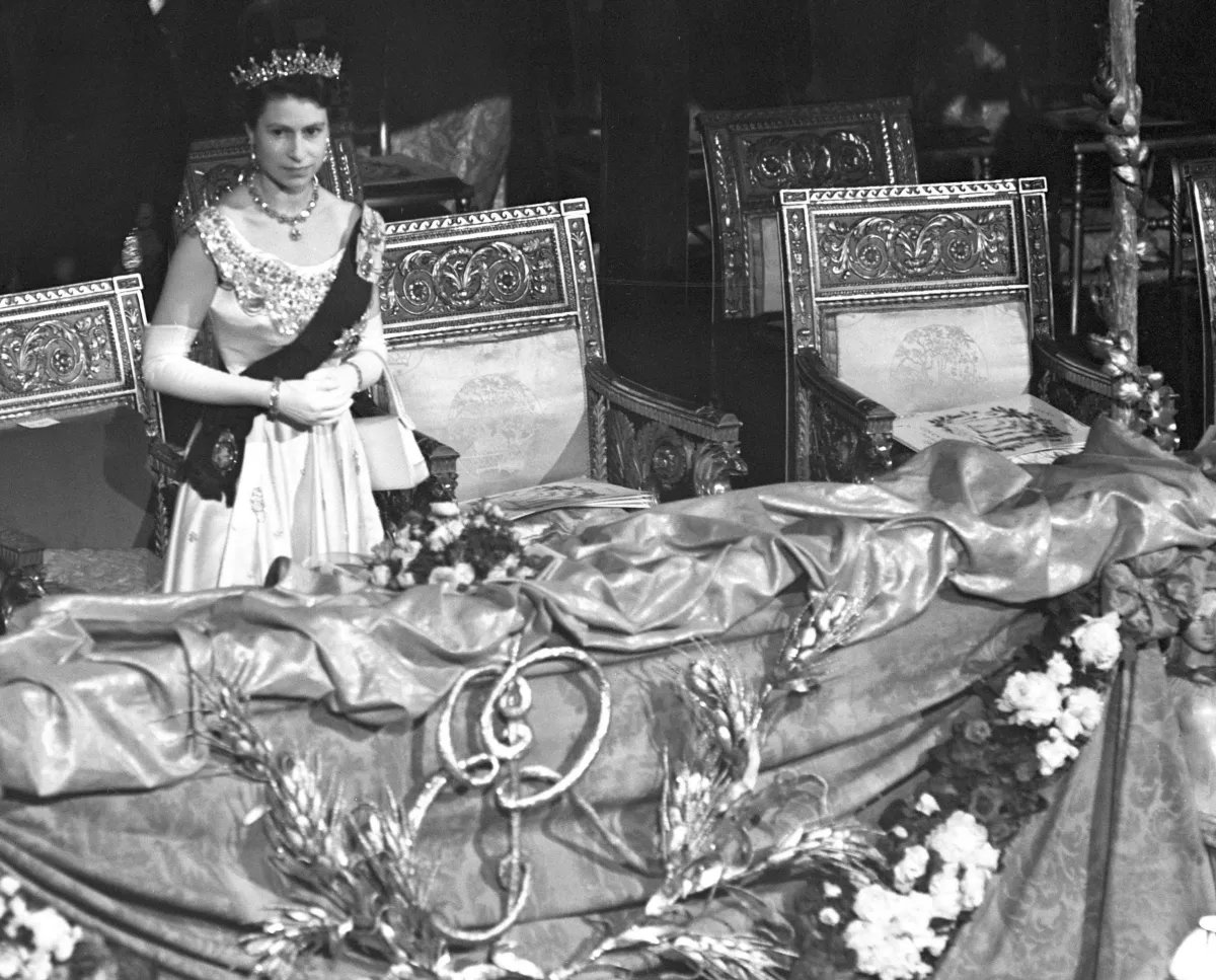 Queen Elizabeth II arrives for the premiere of Britten’s Gloriana at the Royal Opera House, Covent Garden on June 8, 1953 (PA Images/Alamy)