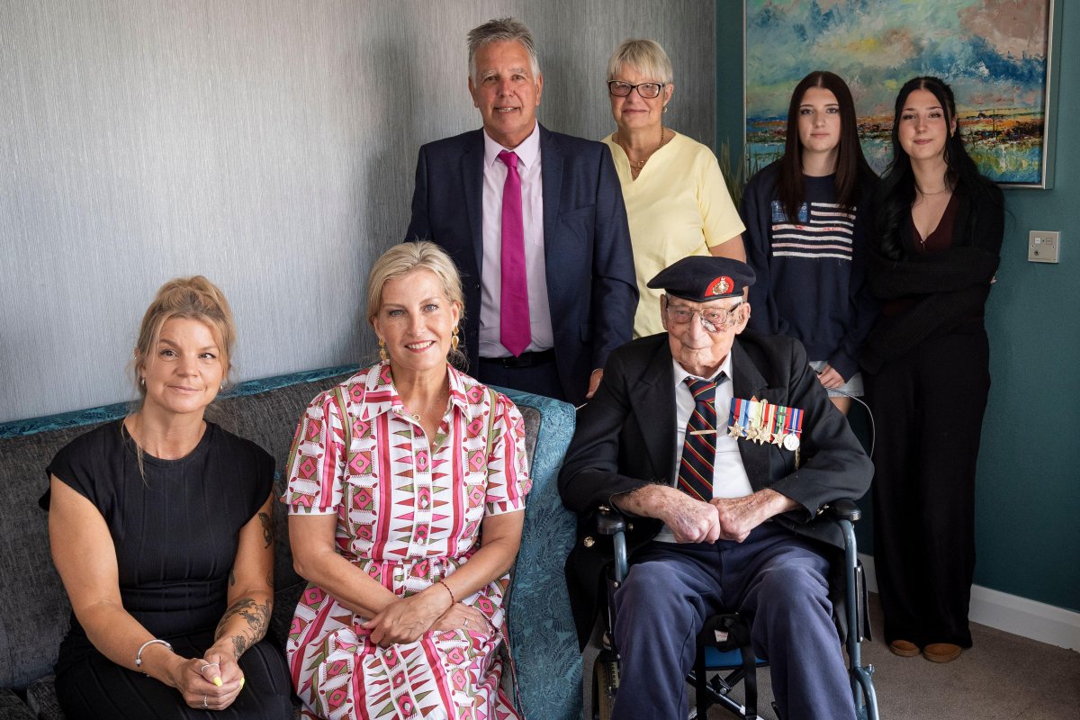 The Duchess of Edinburgh visits with 105-year-old Royal Navy veteran Jim Wren and his family at Old Sarum Manor Care Home in Salisbury, Wiltshire, on August 12, 2025 (Aaron Chown/PA Images/Alamy)