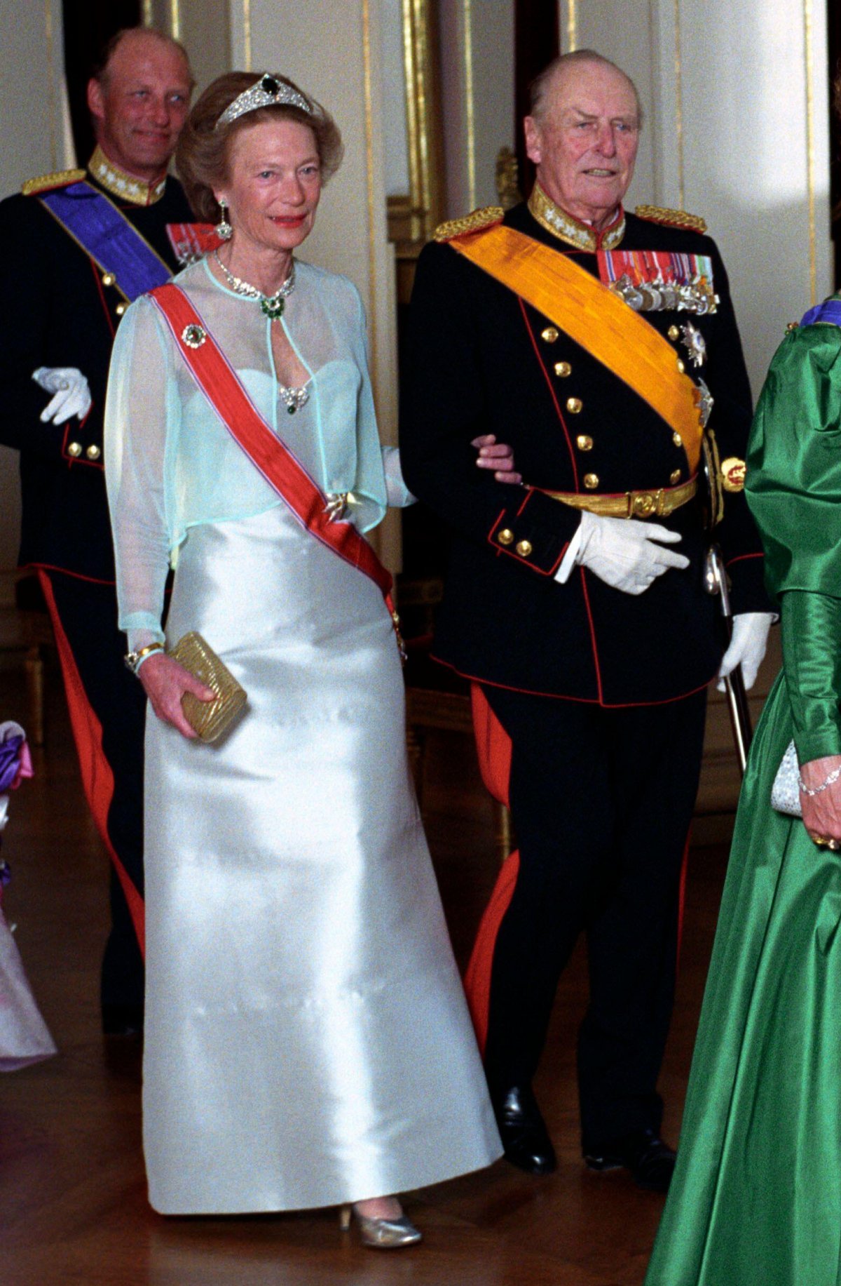 Grand Duchess Josephine-Charlotte of Luxembourg is escorted by her uncle, King Olav V of Norway, during a gala dinner at the Royal Palace in Oslo, May 1990 (Bjørn Sigurdsøn/NTB/Alamy)