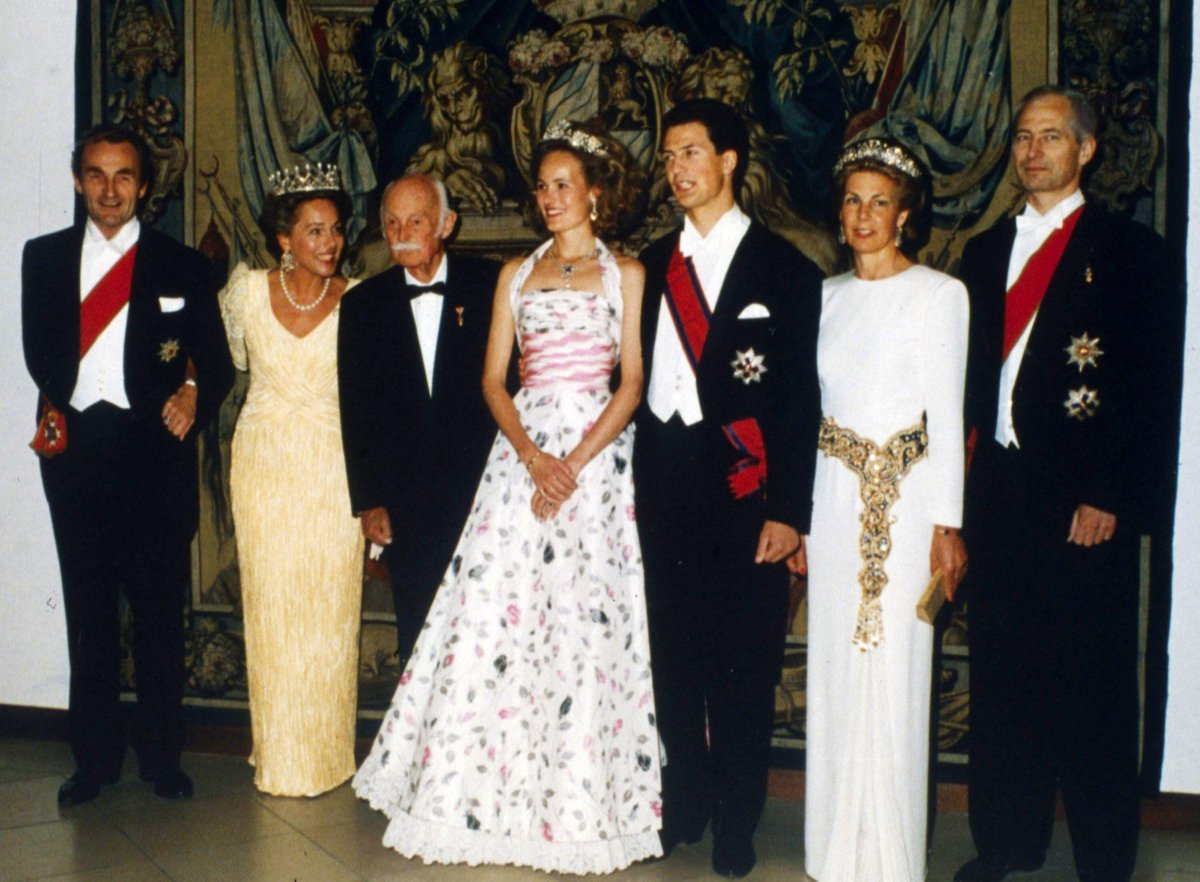Duke Max in Bavaria, Duchess Elisabeth in Bavaria, Albrecht, Duke of Bavaria, Duchess Sophie in Bavaria, Hereditary Prince Alois of Liechtenstein, Princess Marie of Liechtenstein, and Prince Hans-Adam II of Liechtenstein attend Alois and Sophie's pre-wedding ball at Nymphenburg Palace in Munich on June 25, 1993 (LaPresse/Alamy)