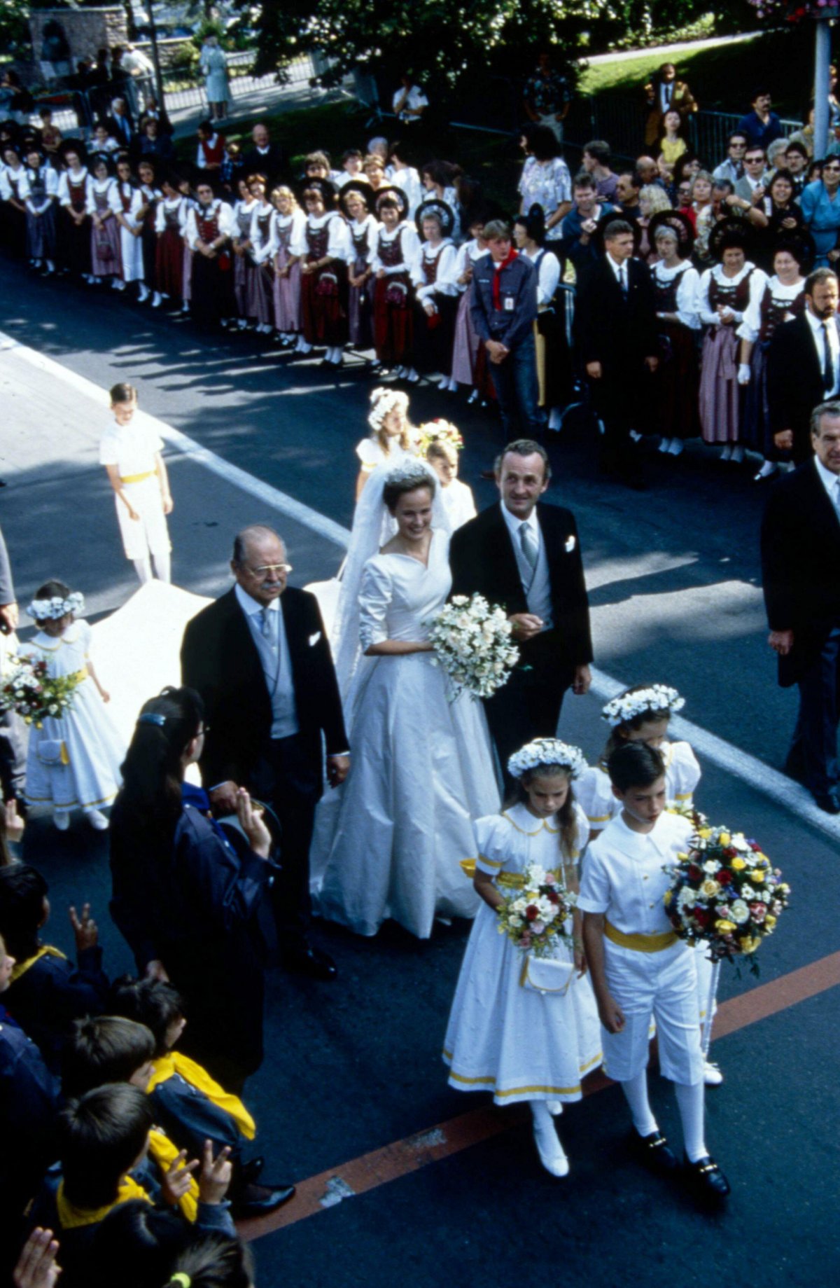 Duchess Sophie in Bavaria arrives on the arm of her father, Duke Max, for her wedding to Hereditary Prince Alois of Liechtenstein in Vaduz on July 3, 1993 (LaPresse/Alamy)