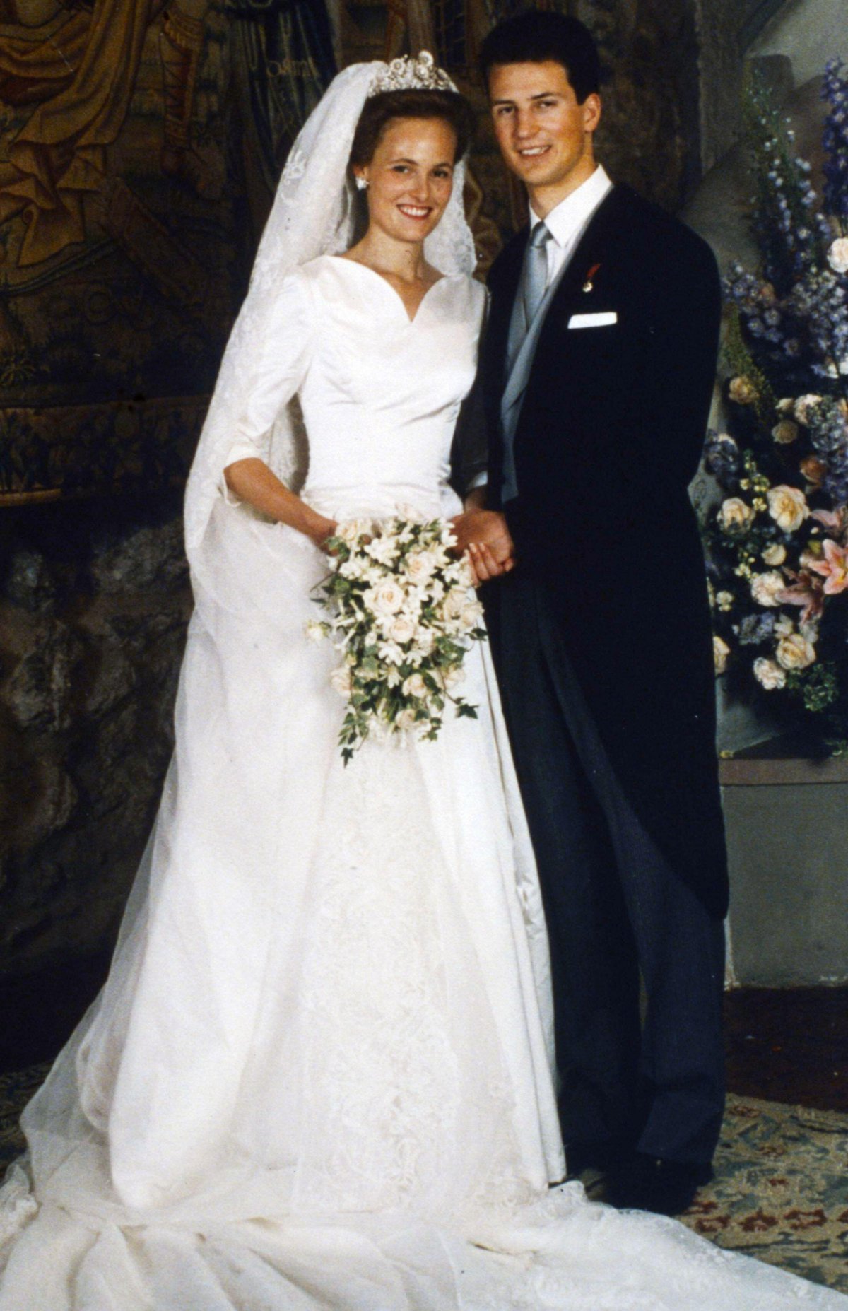 Hereditary Prince Alois of Liechtenstein and Duchess Sophie in Bavaria pose for their official wedding portrait in Vaduz on July 3, 1993 (LaPresse/Alamy)