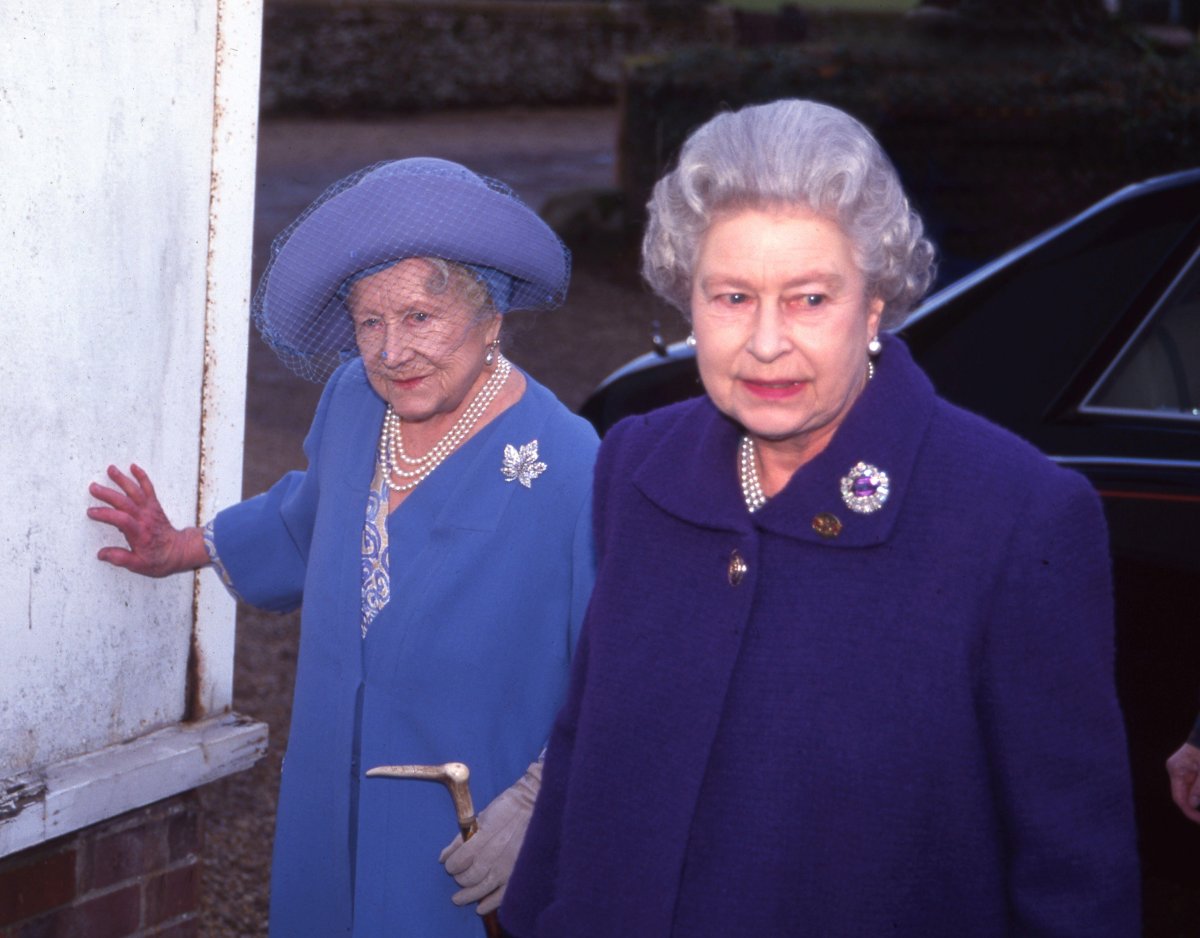 Queen Elizabeth II and Queen Elizabeth the Queen Mother attend a Women's Institute meeting in Norfolk, January 1999 (Henshaw Archive/Alamy)