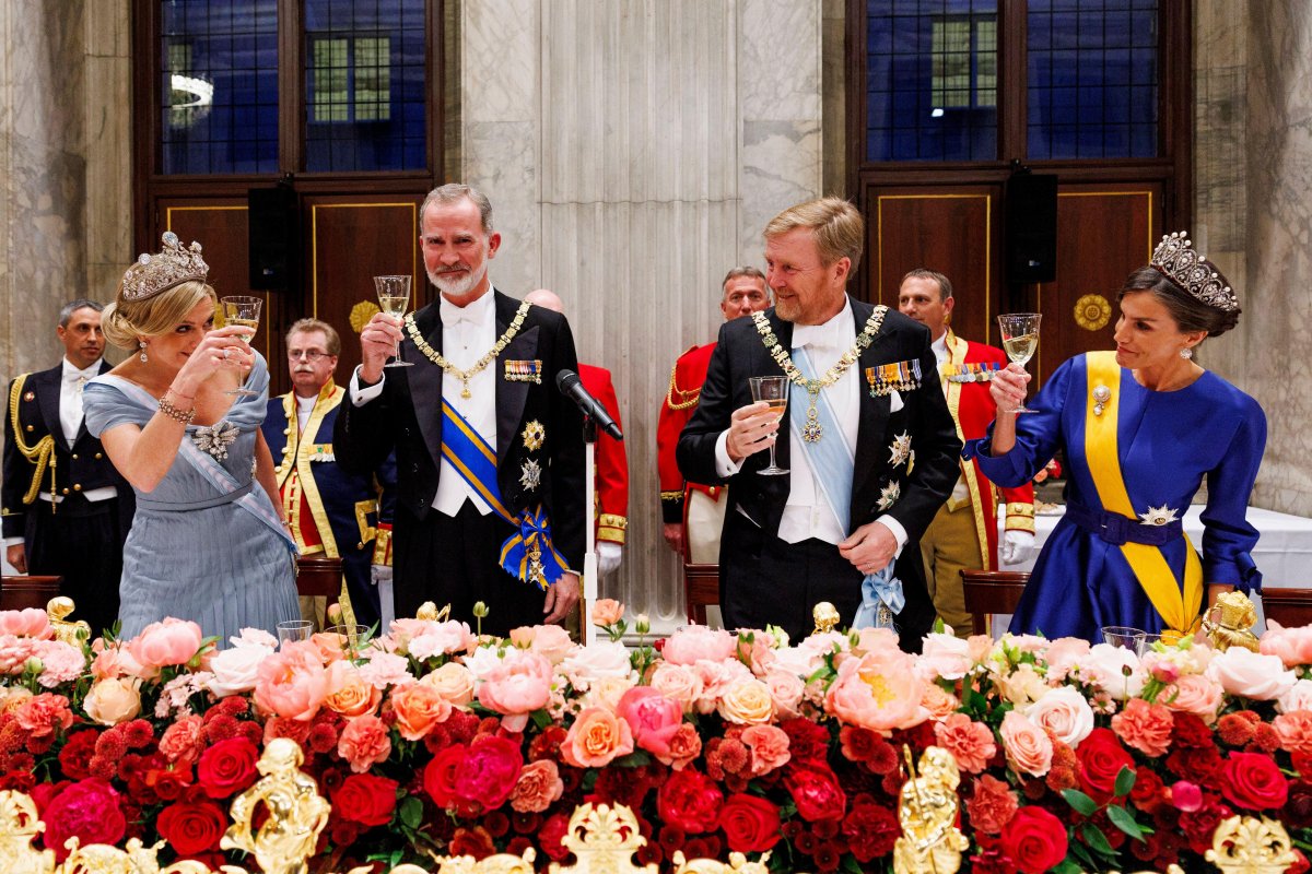 The King and Queen of Spain and the King and Queen of the Netherlands toast during a state banquet at the Royal Palace in Amsterdam on April 17, 2024 (NLBeeld/Alamy)