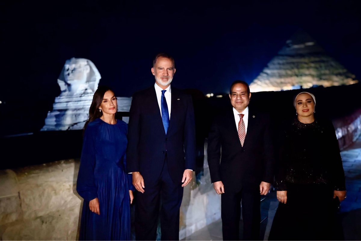 The King and Queen of Spain and the President and First Lady of Egypt pose at the Giza pyramid complex on September 17, 2025 (Cordon Press/Alamy)