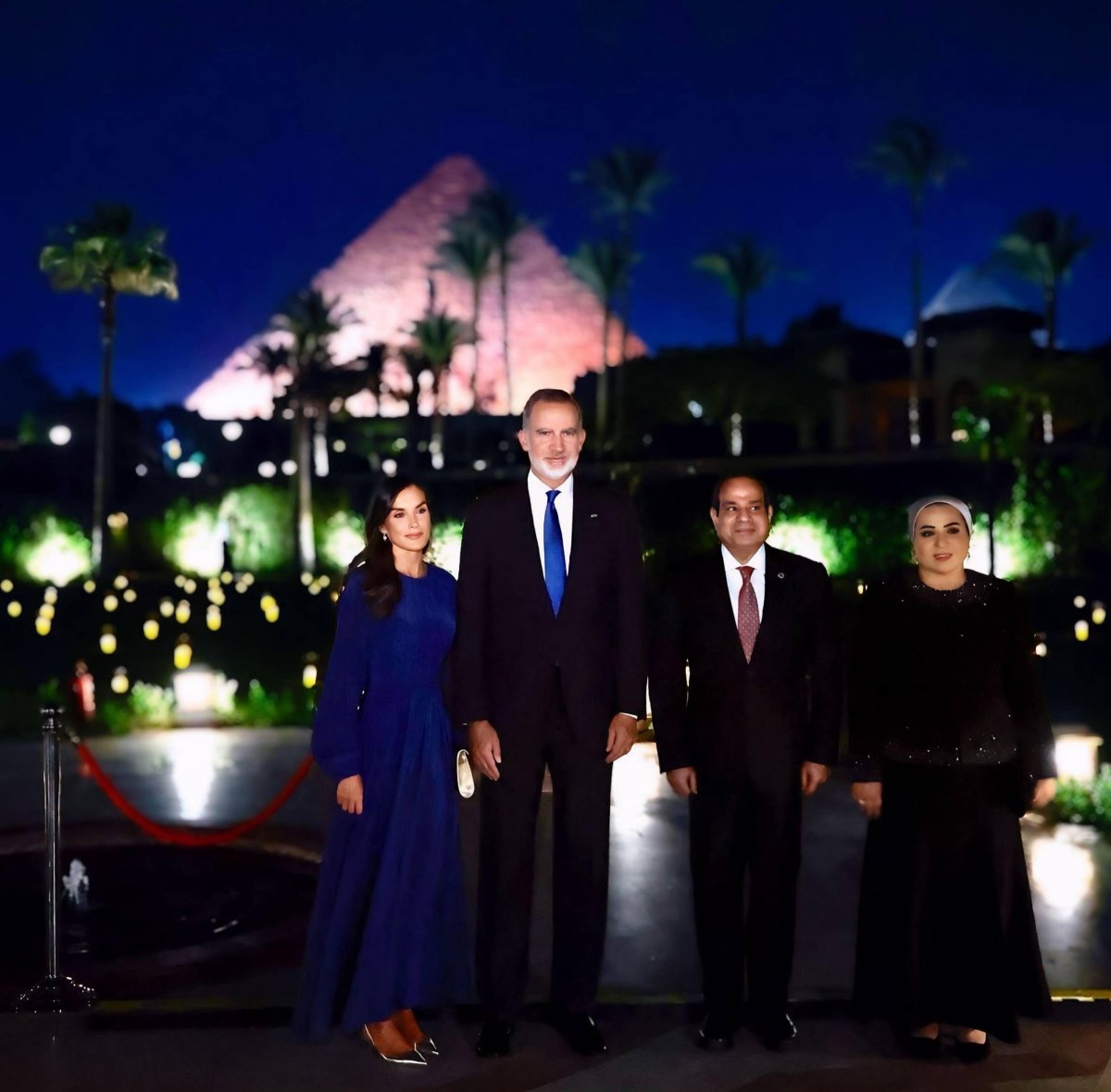 The King and Queen of Spain and the President and First Lady of Egypt pose at the Giza pyramid complex on September 17, 2025 (Cordon Press/Alamy)