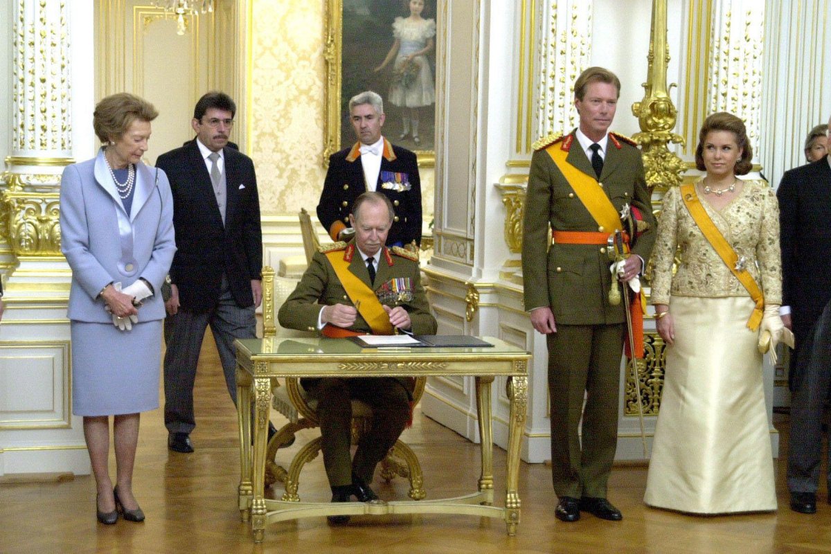 Grand Duchess Josephine-Charlotte, Grand Duke Jean, Grand Duke Henri, and Grand Duchess Maria Teresa of Luxembourg are pictured during Jean's abdication ceremony on October 7, 2000 (Zuma Press/Alamy)