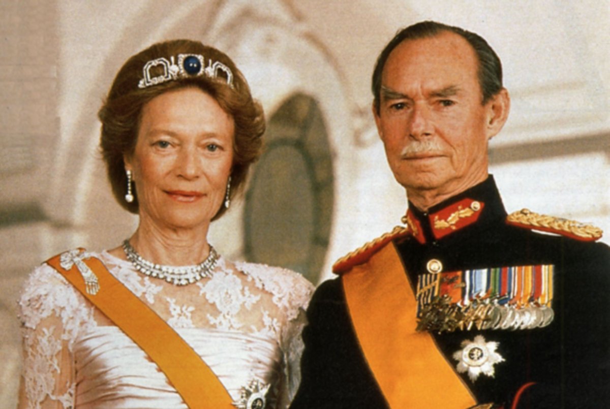 Grand Duke Jean and Grand Duchess Josephine-Charlotte of Luxembourg pose for an official portrait, ca. 1990 (Maison du Grand-Duc)