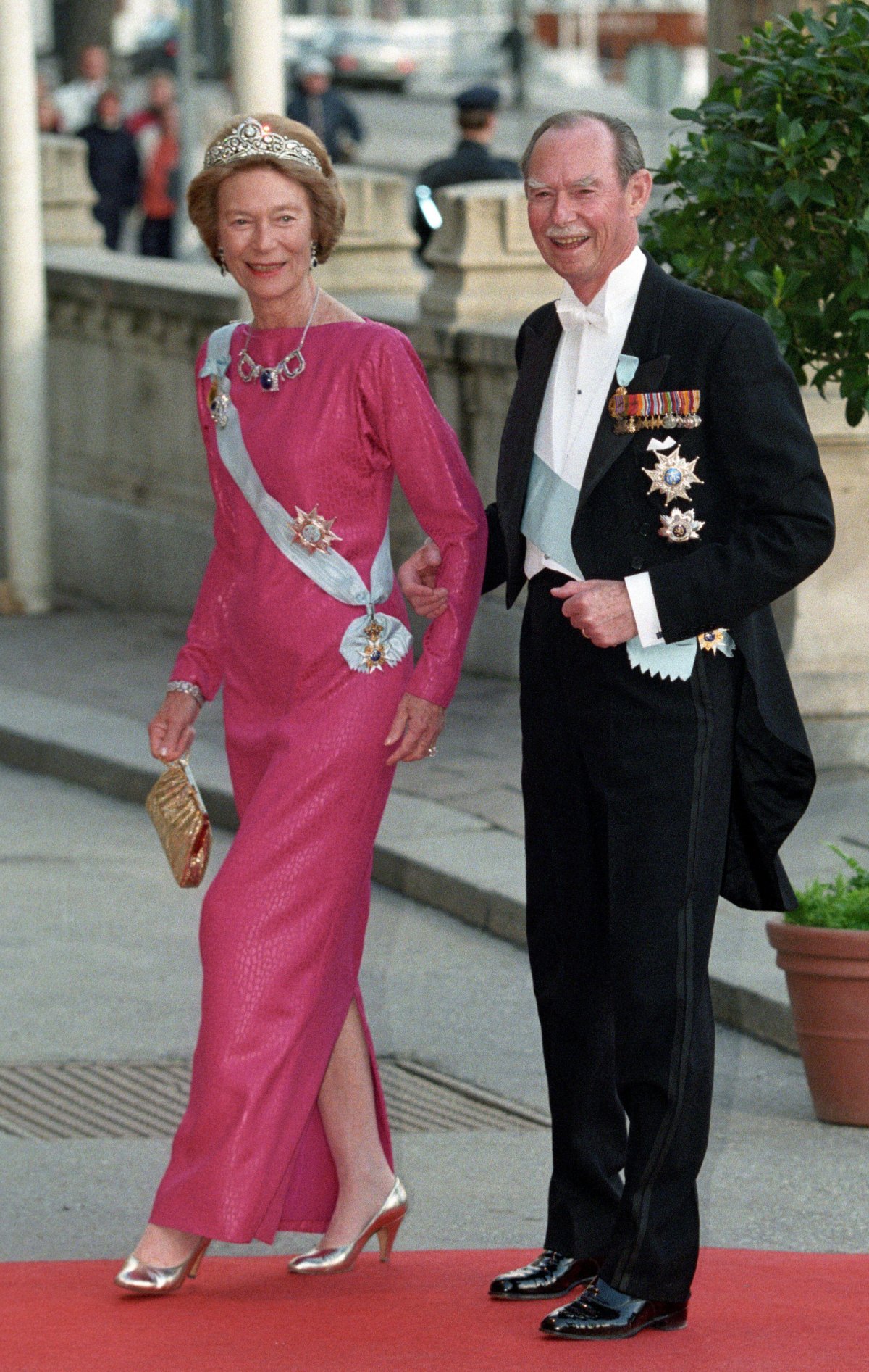 Grand Duke Jean and Grand Duchess Josephine-Charlotte of Luxembourg celebrate the 50th birthday of King Carl XVI Gustaf of Sweden in Stockholm on April 30, 1996 (Bjørn Sigurdsøn/NTB/Alamy)