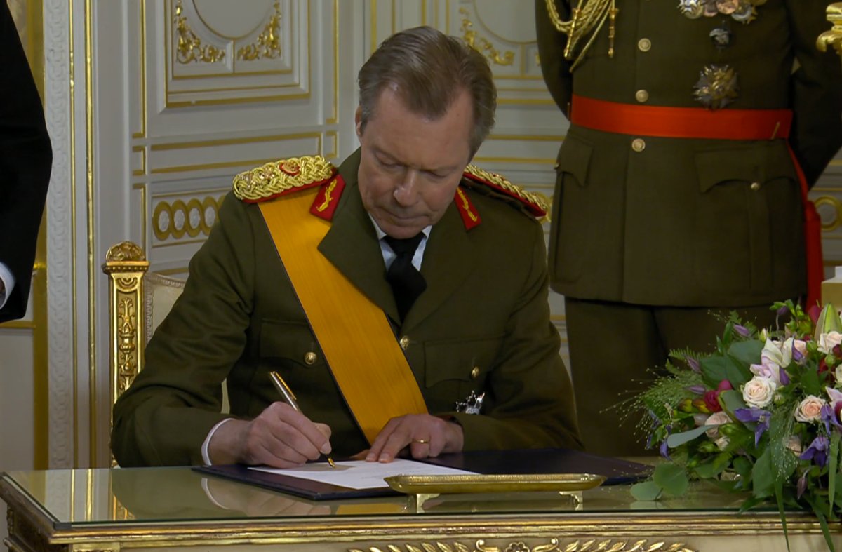 The Grand Duke of Luxembourg signs his abdication papers at the Grand Ducal Palace on October 3, 2025 (Maison du Grand-Duc)