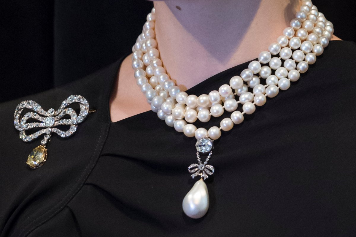 A model wears jewelry that belonged to Marie Antoinette ahead of the sale of the pieces at Sotheby's in Geneva, 2018 (Stephen Chung/Alamy)