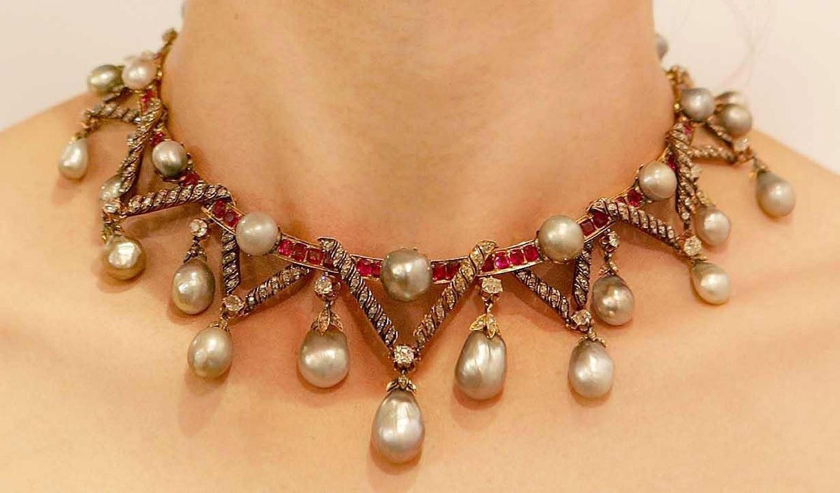 The Sutherland Ruby, Diamond, and Pearl Necklace is exhibited in an auction preview at Christie's in London, September 2007 (Cathal McNaughton/PA Images/Alamy)