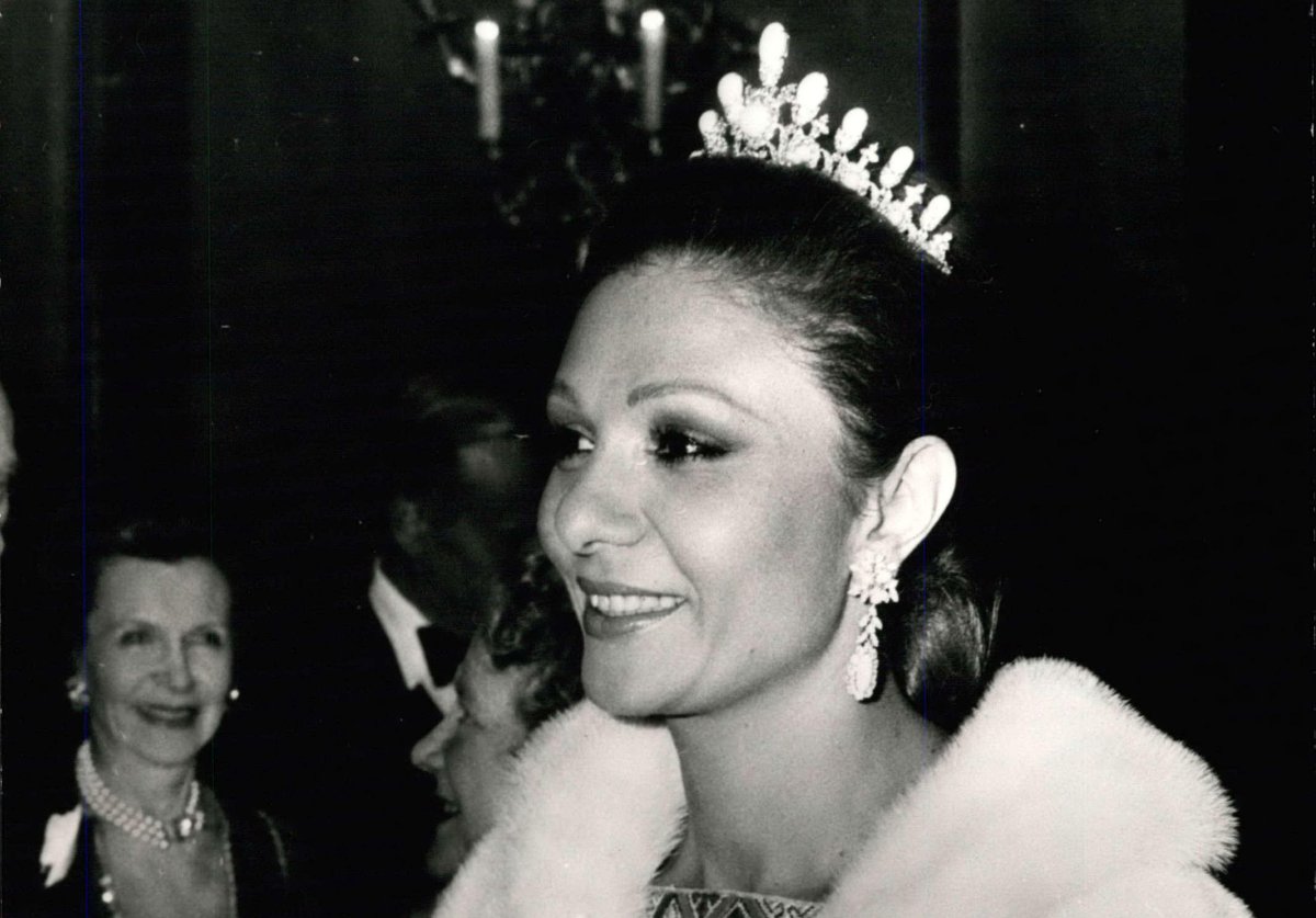 The Empress of Iran attends a ballet performance in Covent Garden during a visit to London, April 1976 (Keystone Press/Alamy)