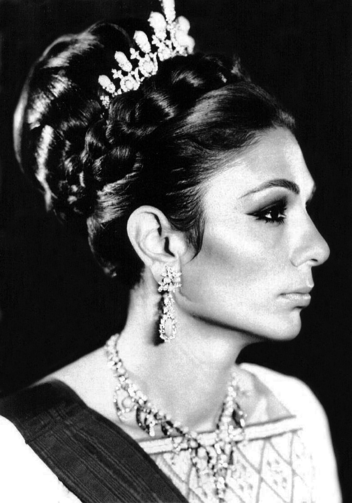 Official portrait of Farah Pahlavi as Empress of Iran, ca. 1970s (CPA Media/Alamy)