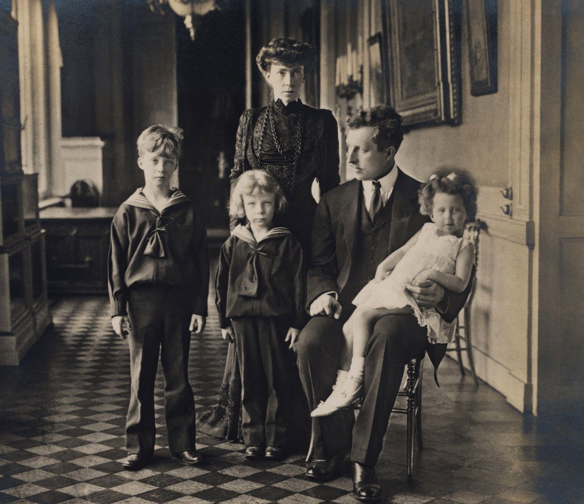 Prince Albert and Princess Elisabeth of Belgium with their three children, Prince Leopold, Prince Charles, and Princess Marie-José, at the Château of Stuyvenberg near Brussels, ca. 1908 (ARCHIVIO GBB/Alamy)