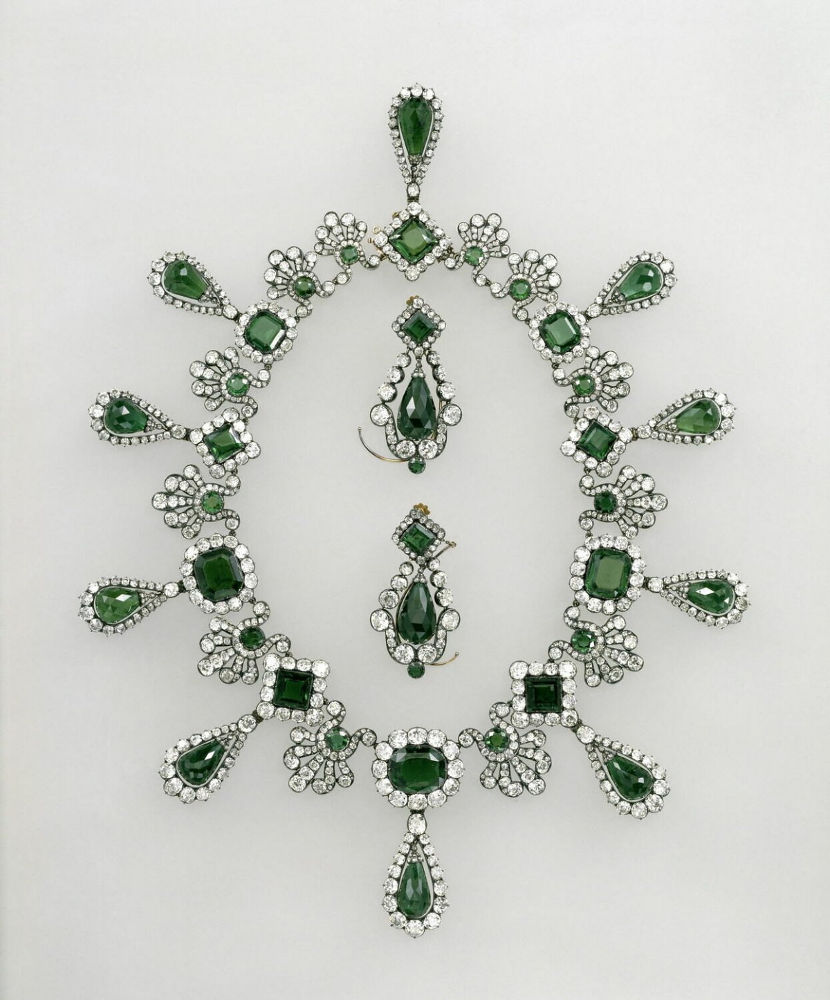 Empress Marie Louise's emerald necklace and earrings (Louvre Museum)
