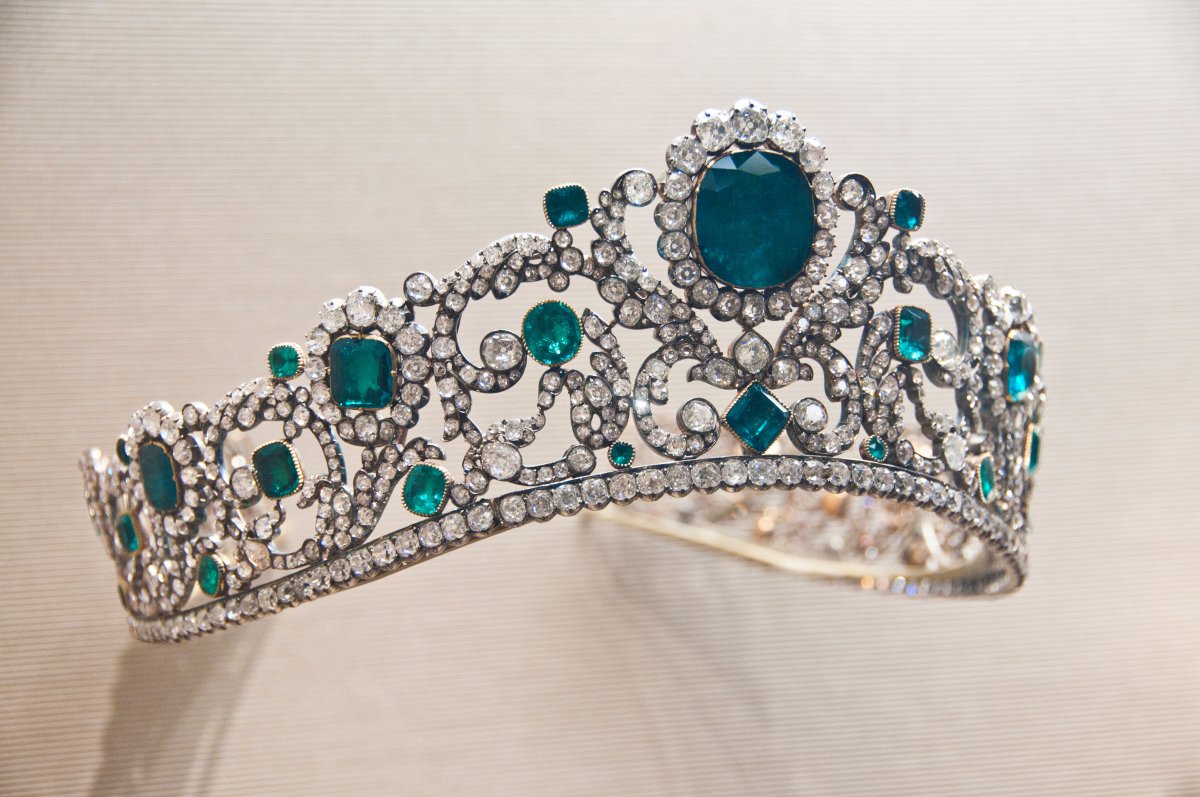 The Duchess of Angoulême's emerald and diamond tiara, displayed in the Louvre Museum, October 2011 (Steve Hamblin/Alamy)