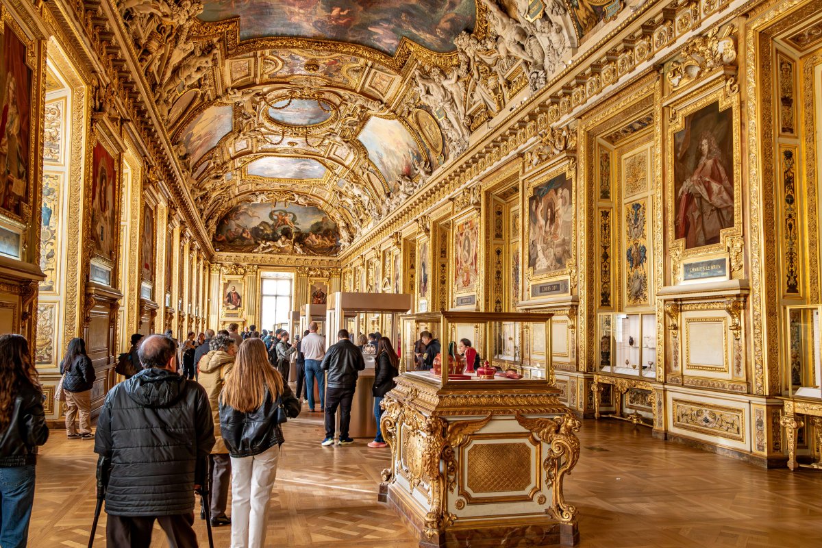 Visitors view the jewelry cases in the Galerie d'Apollon at the Louvre Museum on November 10, 2023 (Steve Tulley/Alamy)