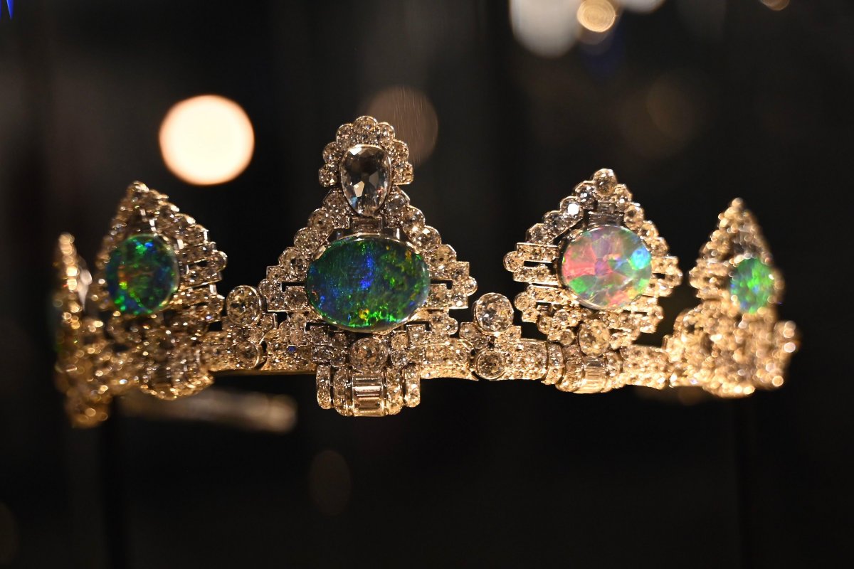 The Hartington Opal Tiara, displayed as part of the Cartier exhibition at the Victoria & Albert Museum in London on April 9, 2025 (Charlie J. Ercilla/Alamy)