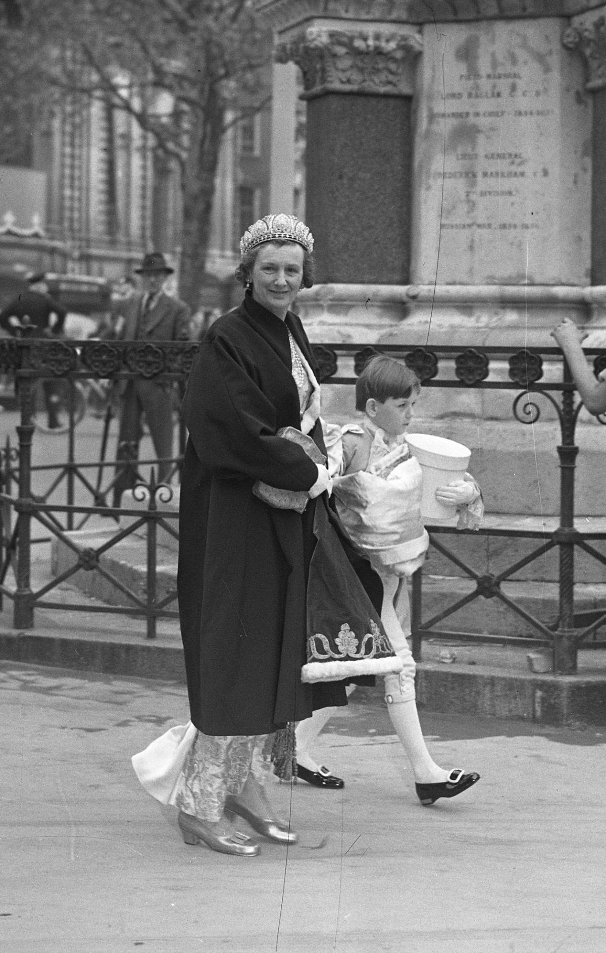 The Dowager Duchess of Devonshire arrives with her grandson, the Marquess of Hartington, for the final full coronation dress rehearsal at Westminster Abbey in London on May 28, 1953 (PA Images/Alamy)