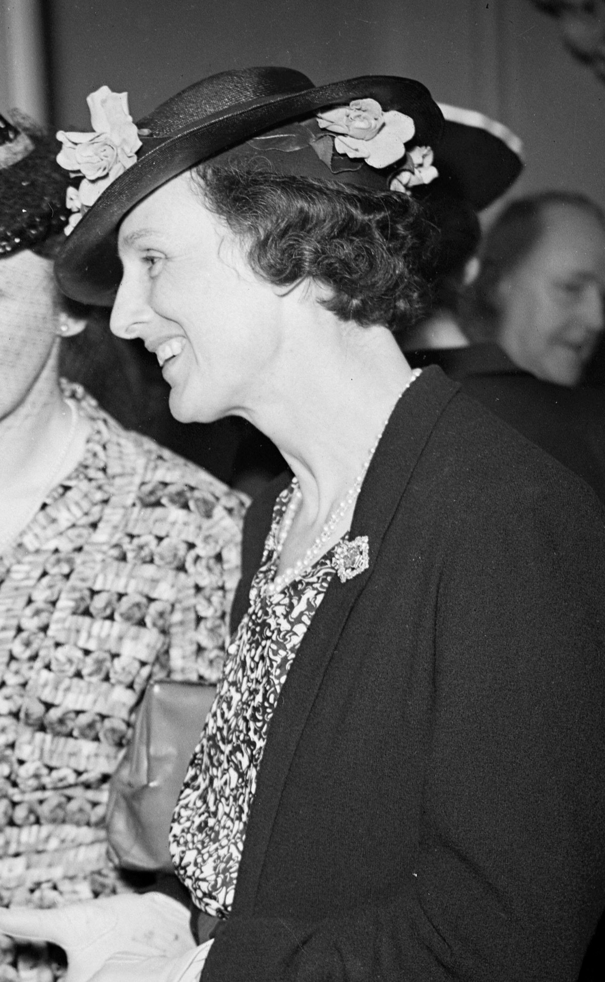 The Duchess of Devonshire attends a Victoria League tea, 1940s (Smith Archive/Alamy)