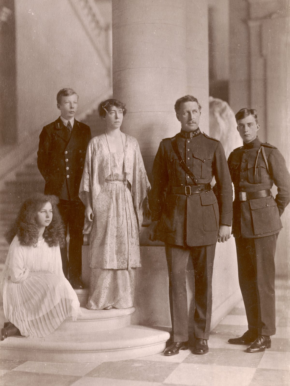 Portrait of King Albert I and Queen Elisabeth of Belgium with their children during World War I (Chronicle/Alamy)
