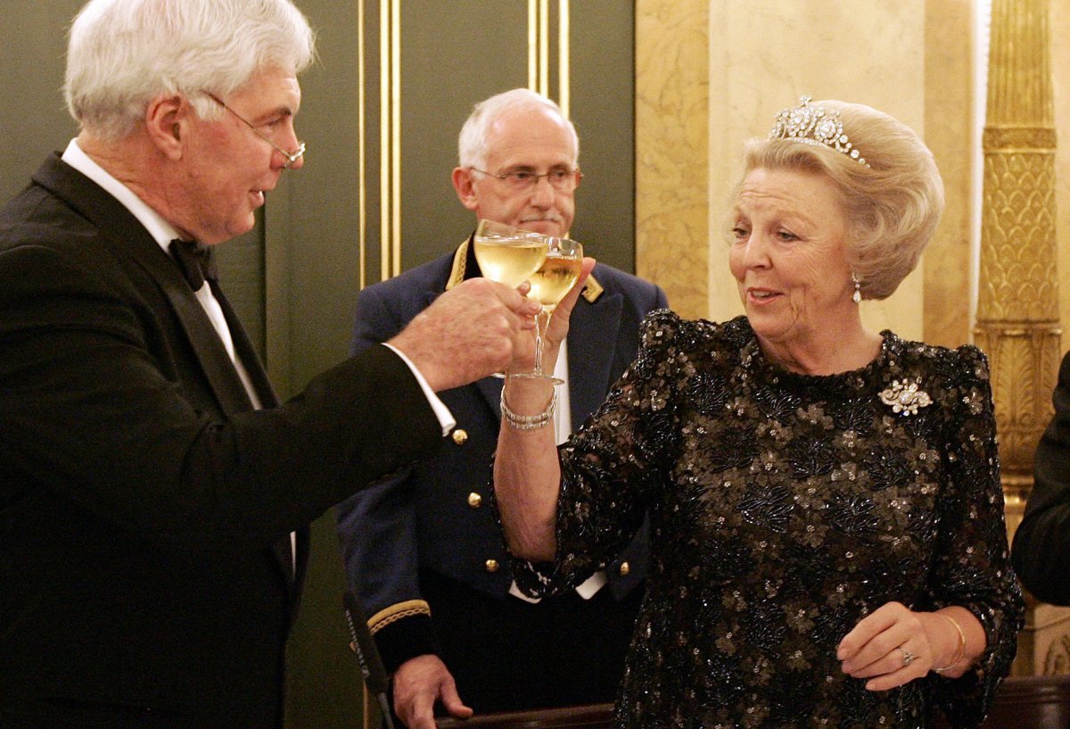 Queen Beatrix of the Netherlands toasts with Michael Jeffery, the Governor-General of Australia, during a gala dinner at Noordeinde Palace in The Hague on September 26, 2006 (LEX VAN LIESHOUT/AFP via Getty Images)