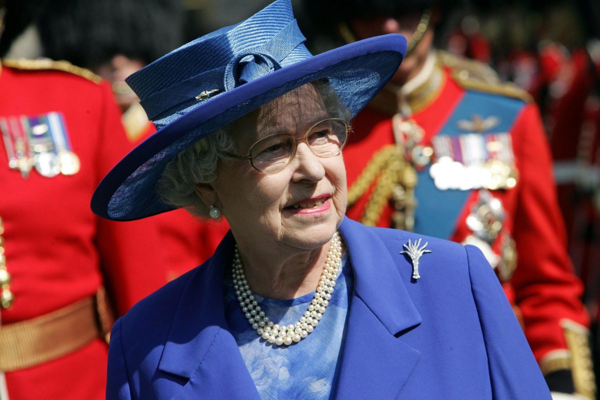 Queen Elizabeth II presents new colours to the 1st Battalion Welsh Guards at Windsor Castle on May 3, 2006 (Tim Ockenden/PA Images/Alamy)