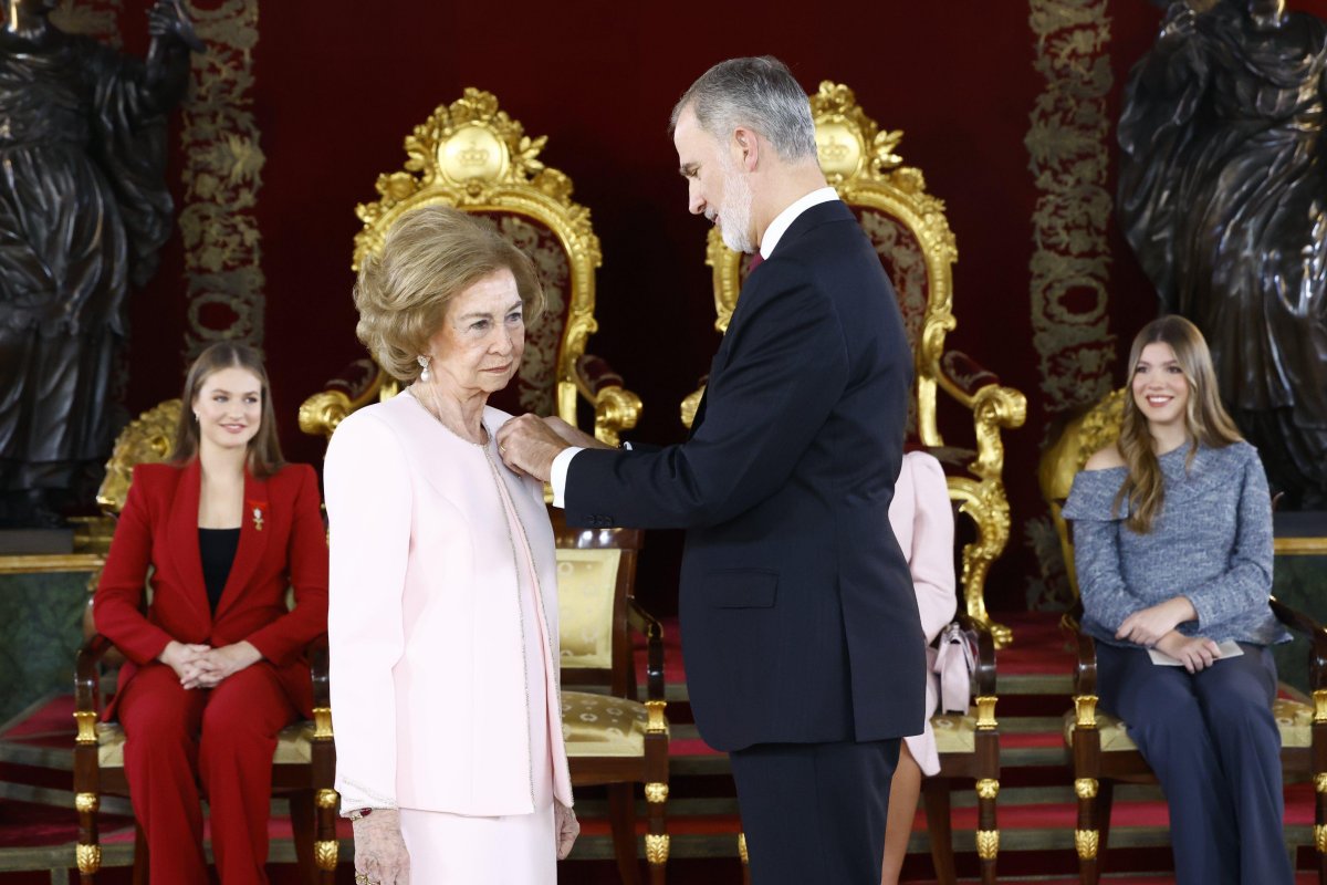 The King of Spain presents the Order of the Golden Fleece to Queen Sofia at the Royal Palace in Madrid on November 21, 2025 (MPG/Alamy)