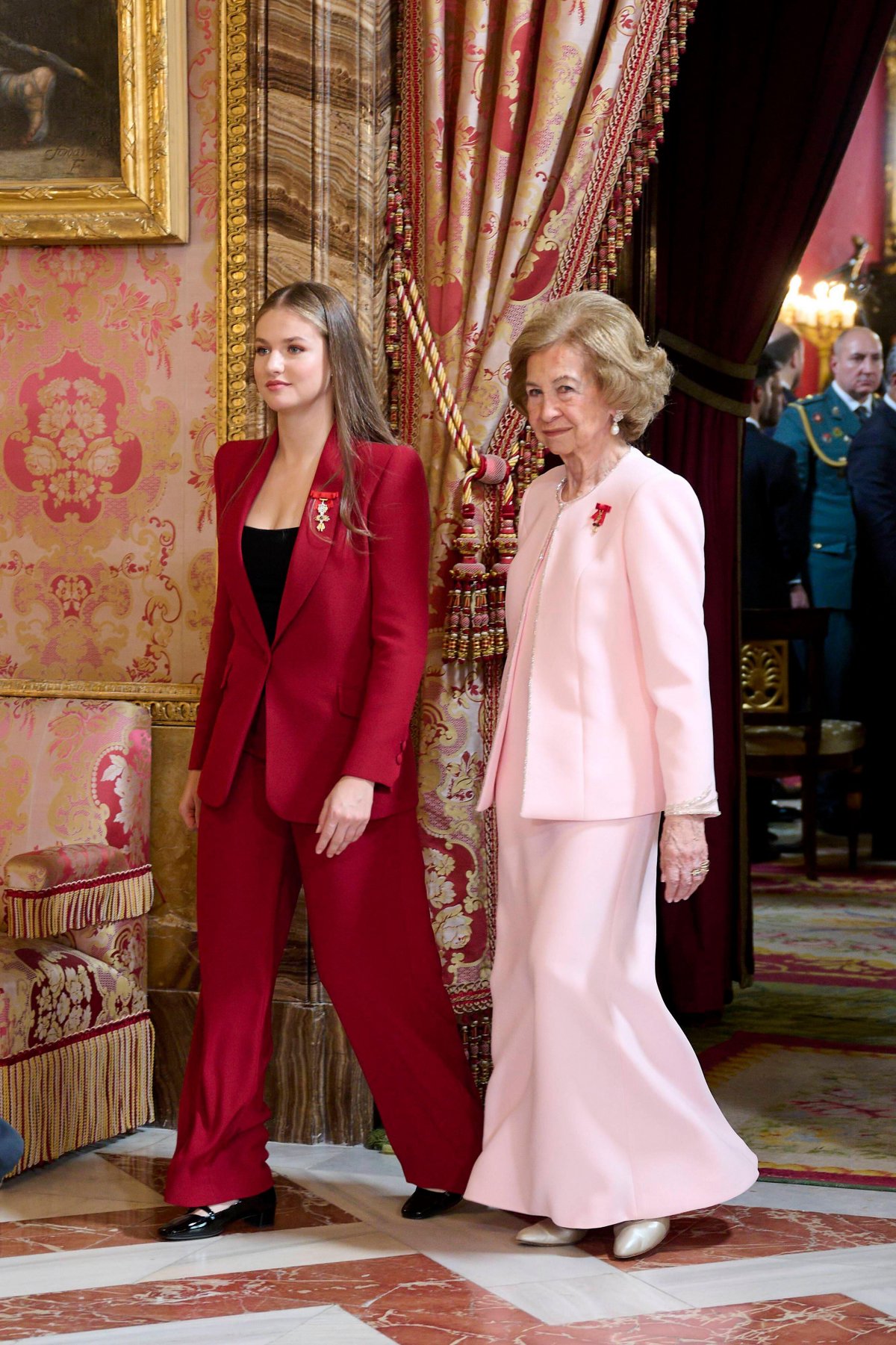 The King and Queen of Spain, with Queen Sofia, the Princess of Asturias, and Infanta Sofia, receive dignitaries after the presentation of the Order of the Golden Fleece at the Royal Palace in Madrid on November 21, 2025 (Cordon Press/Alamy)
