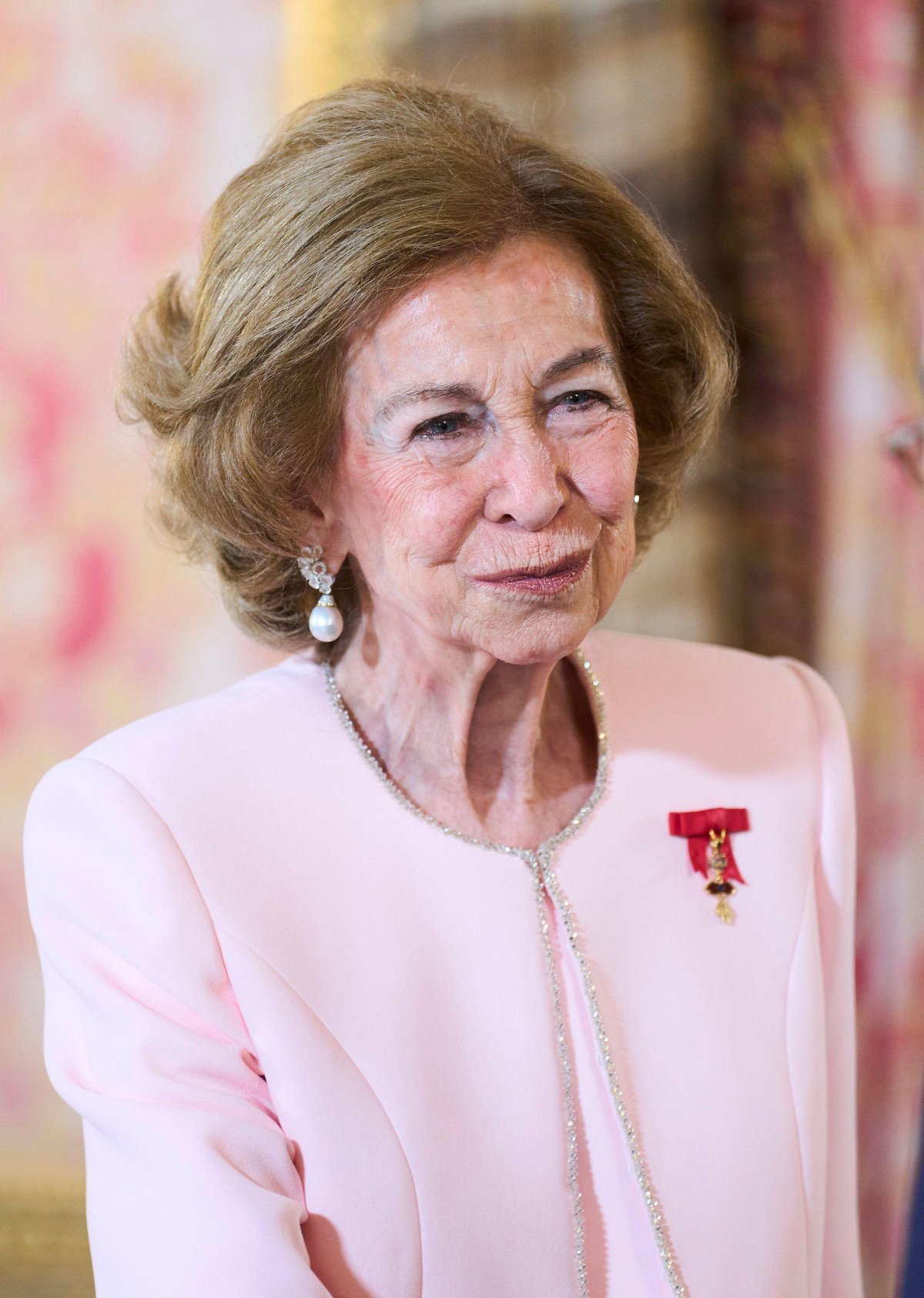 The King and Queen of Spain, with Queen Sofia, the Princess of Asturias, and Infanta Sofia, receive dignitaries after the presentation of the Order of the Golden Fleece at the Royal Palace in Madrid on November 21, 2025 (Jack Abuin/Zuma Press/Alamy)
