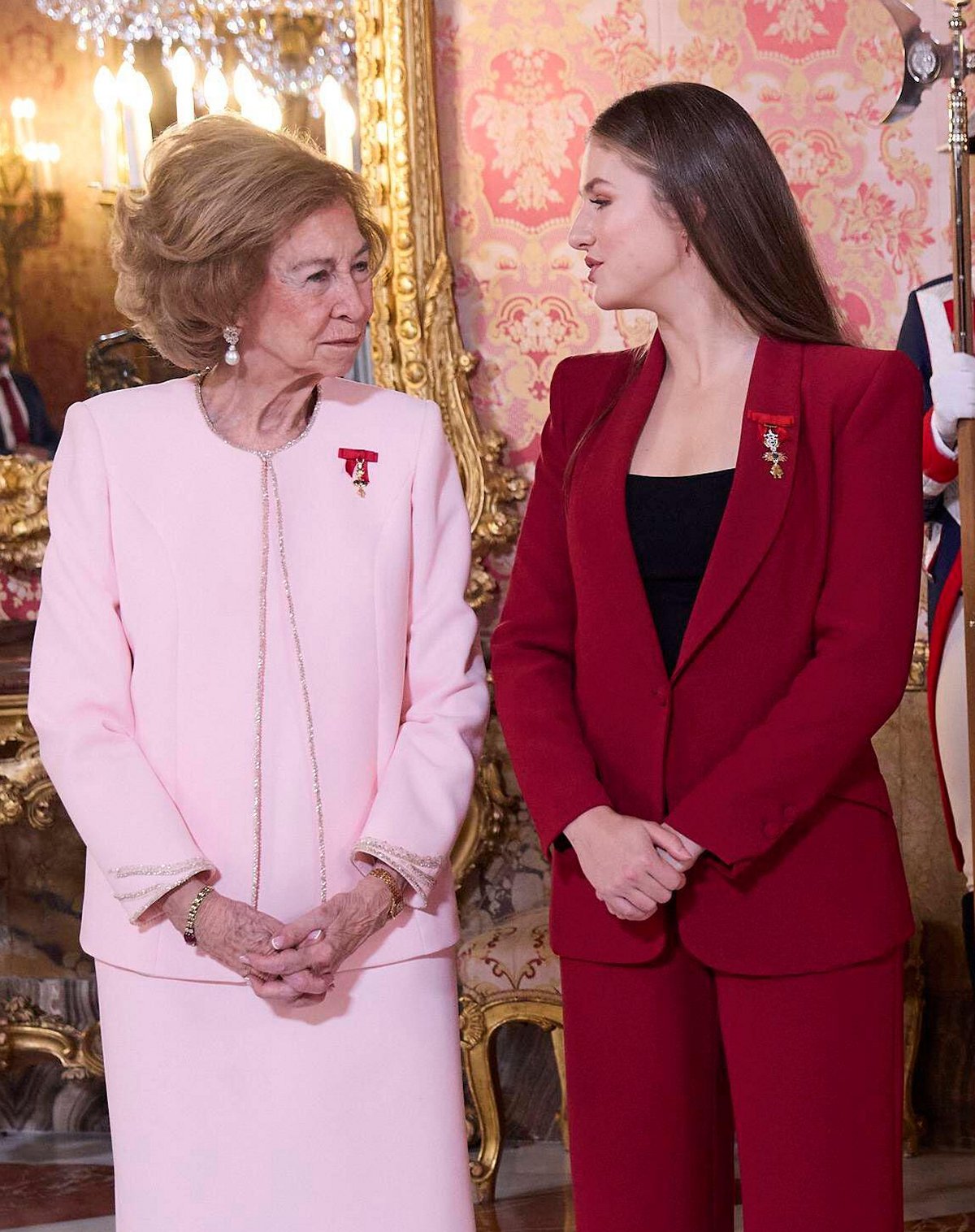 The King and Queen of Spain, with Queen Sofia, the Princess of Asturias, and Infanta Sofia, receive dignitaries after the presentation of the Order of the Golden Fleece at the Royal Palace in Madrid on November 21, 2025 (Cordon Press/Alamy)