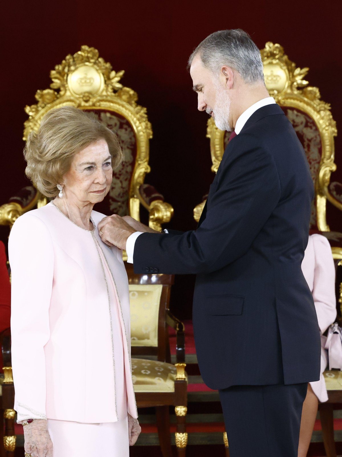 The King of Spain presents the Order of the Golden Fleece to Queen Sofia at the Royal Palace in Madrid on November 21, 2025 (MPG/Alamy)