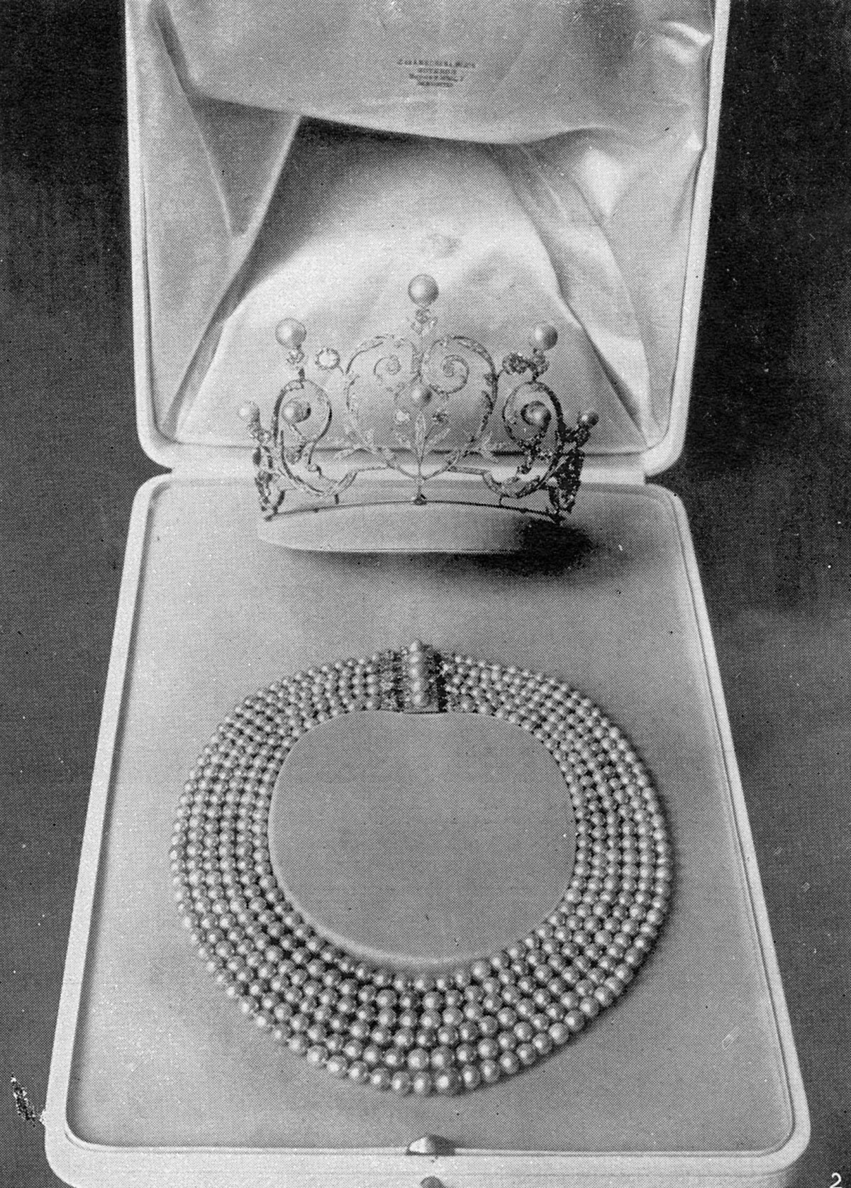 Queen Victoria Eugenie of Spain's wedding gift from her mother-in-law, Queen Maria Cristina, 1906 (Chronicle/Alamy)