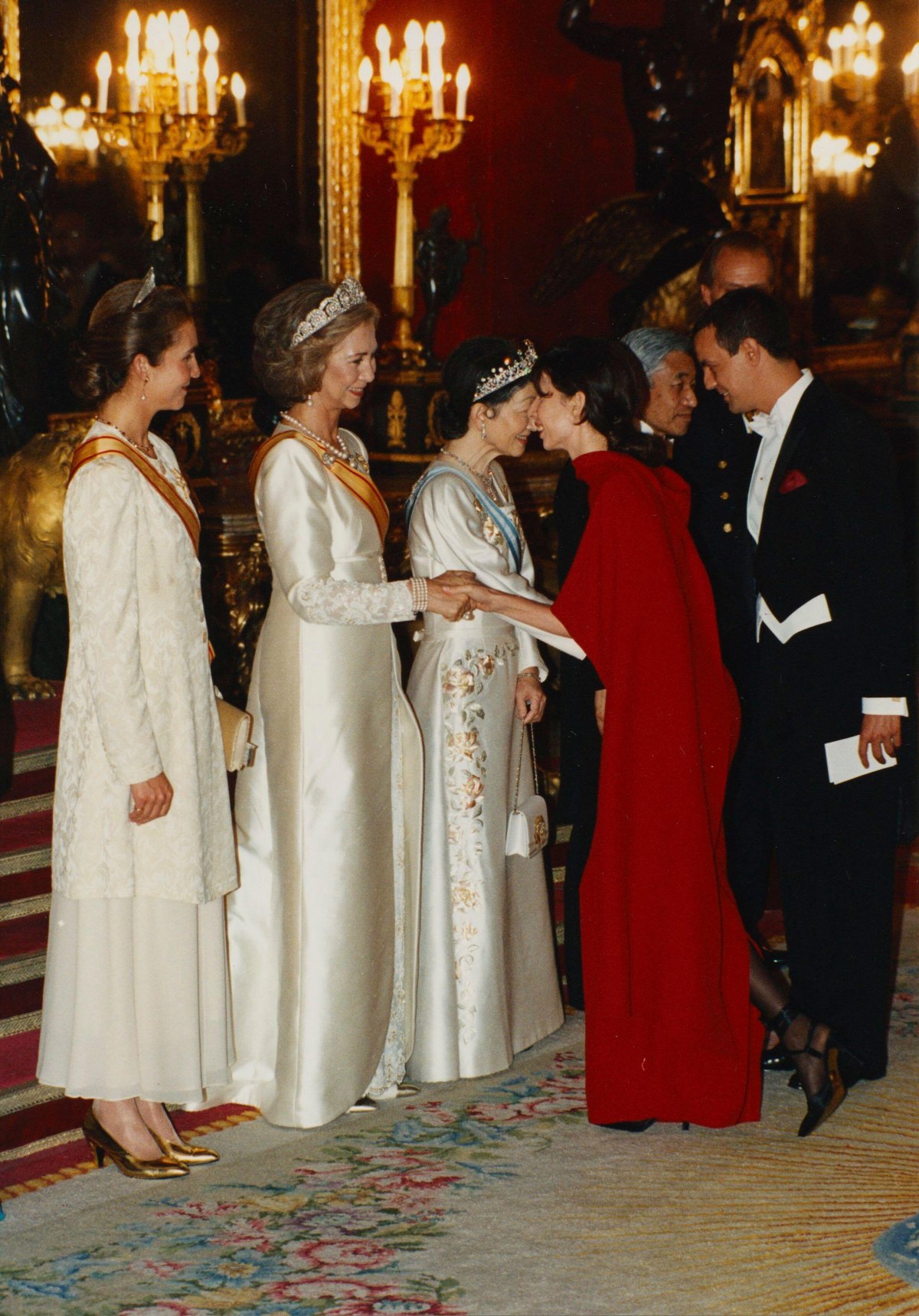 King Juan Carlos and Queen Sofia of Spain host a gala banquet in honor of Emperor Akihito and Empress Michiko of Japan at the Royal Palace in Madrid, October 1994 (Album/Alamy)