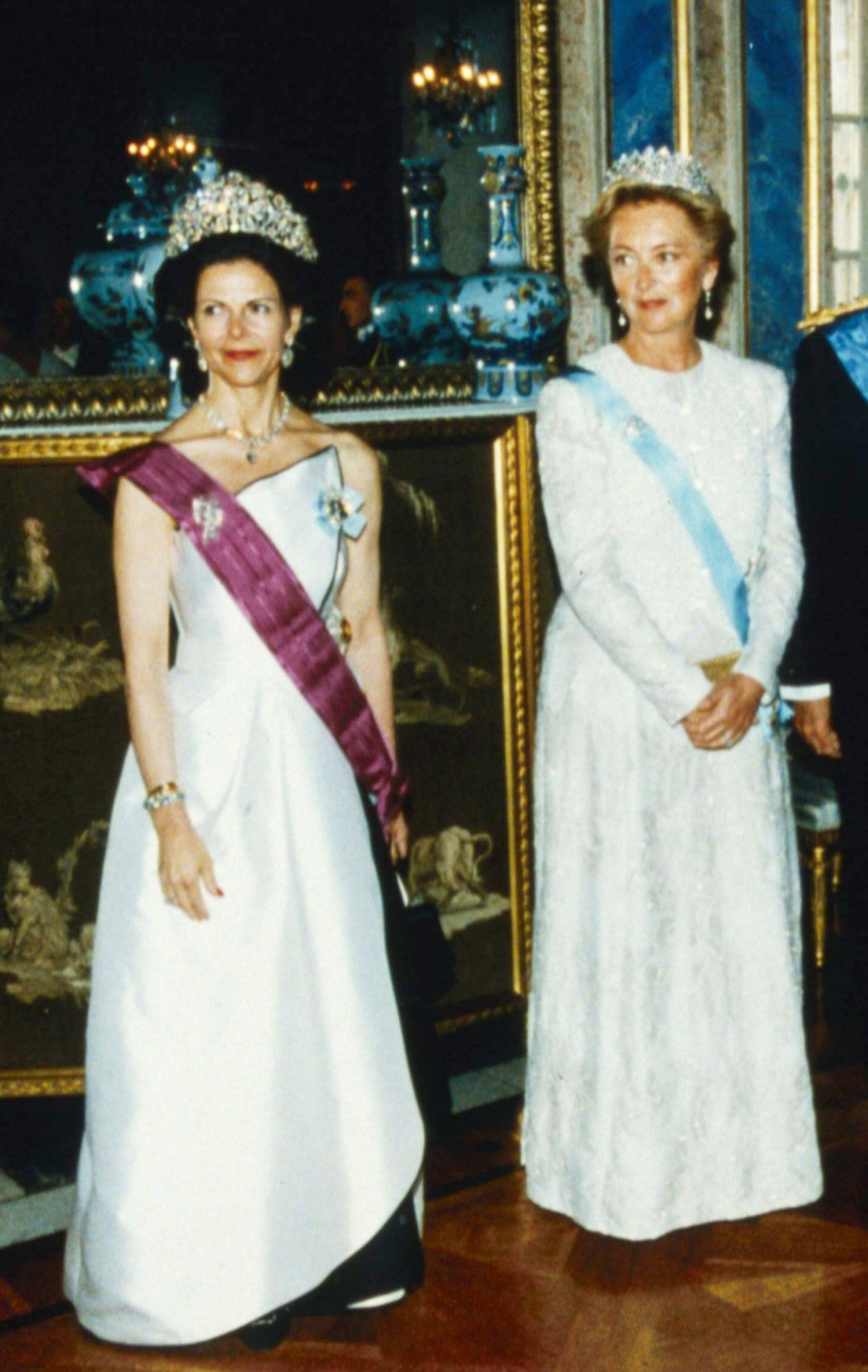 Queen Silvia of Sweden and Queen Paola of Belgium are pictured during a state banquet in Stockholm, May 1994 (LaPresse/Alamy)