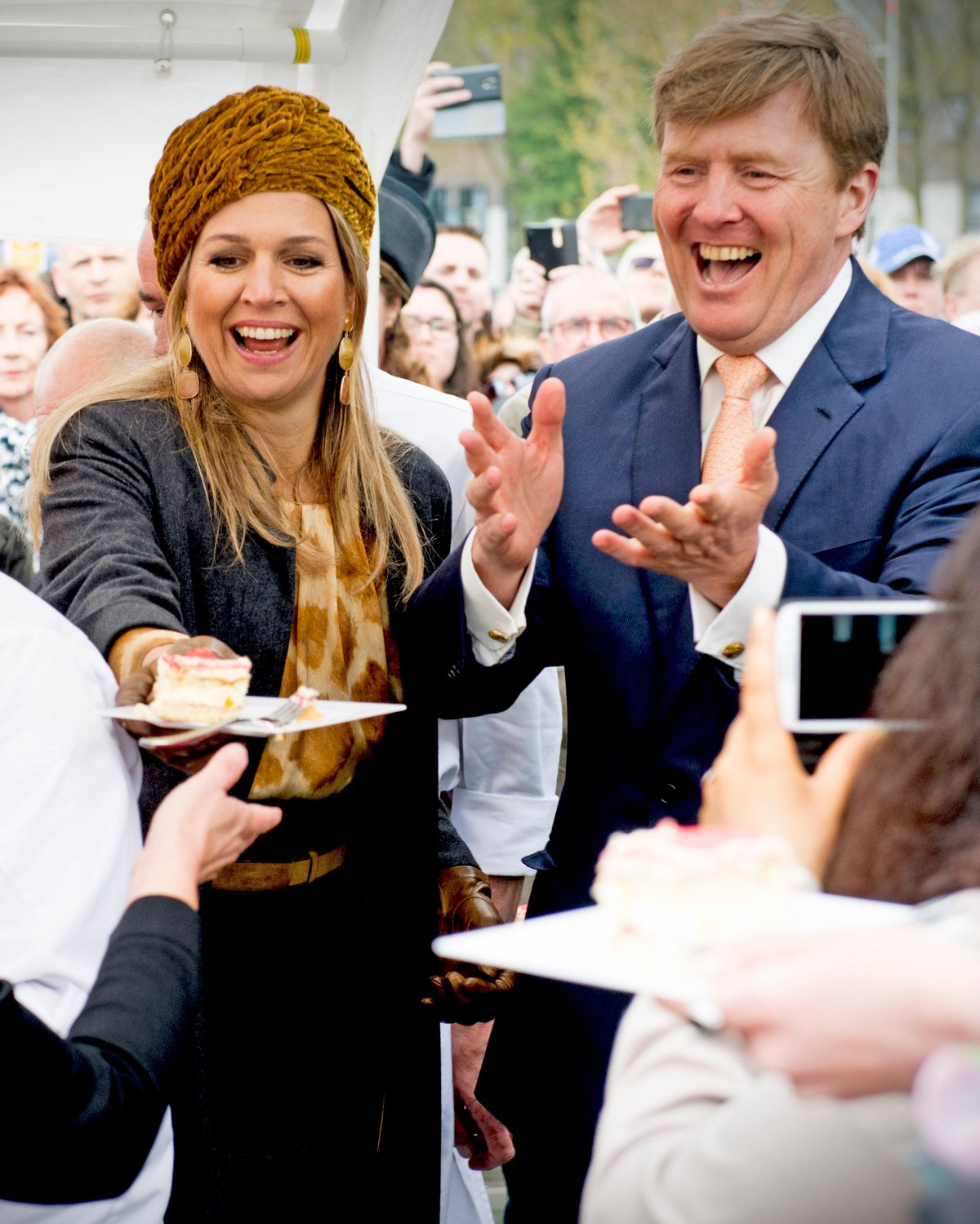 The King and Queen of the Netherlands hand out slices of cake to volunteers in Zwolle on April 25, 2015 (Patrick van Katwijk/DPA Picture Alliance/Alamy)